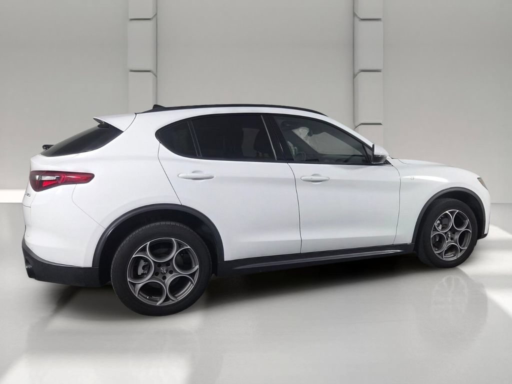 Used 2023 Alfa Romeo Stelvio Ti AWD/4WD image 5