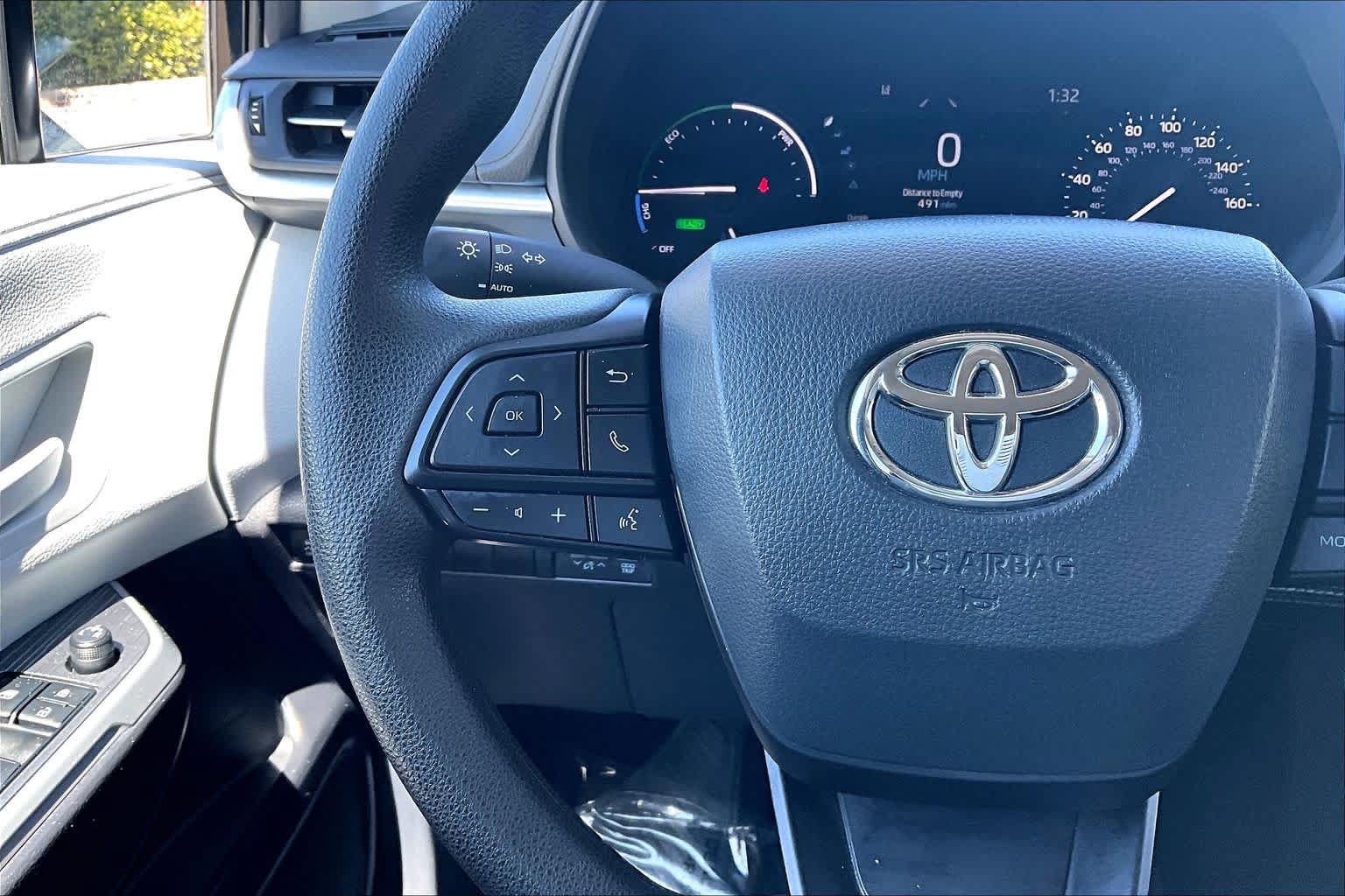 Certified 2025 Toyota Sienna LE FWD image 23