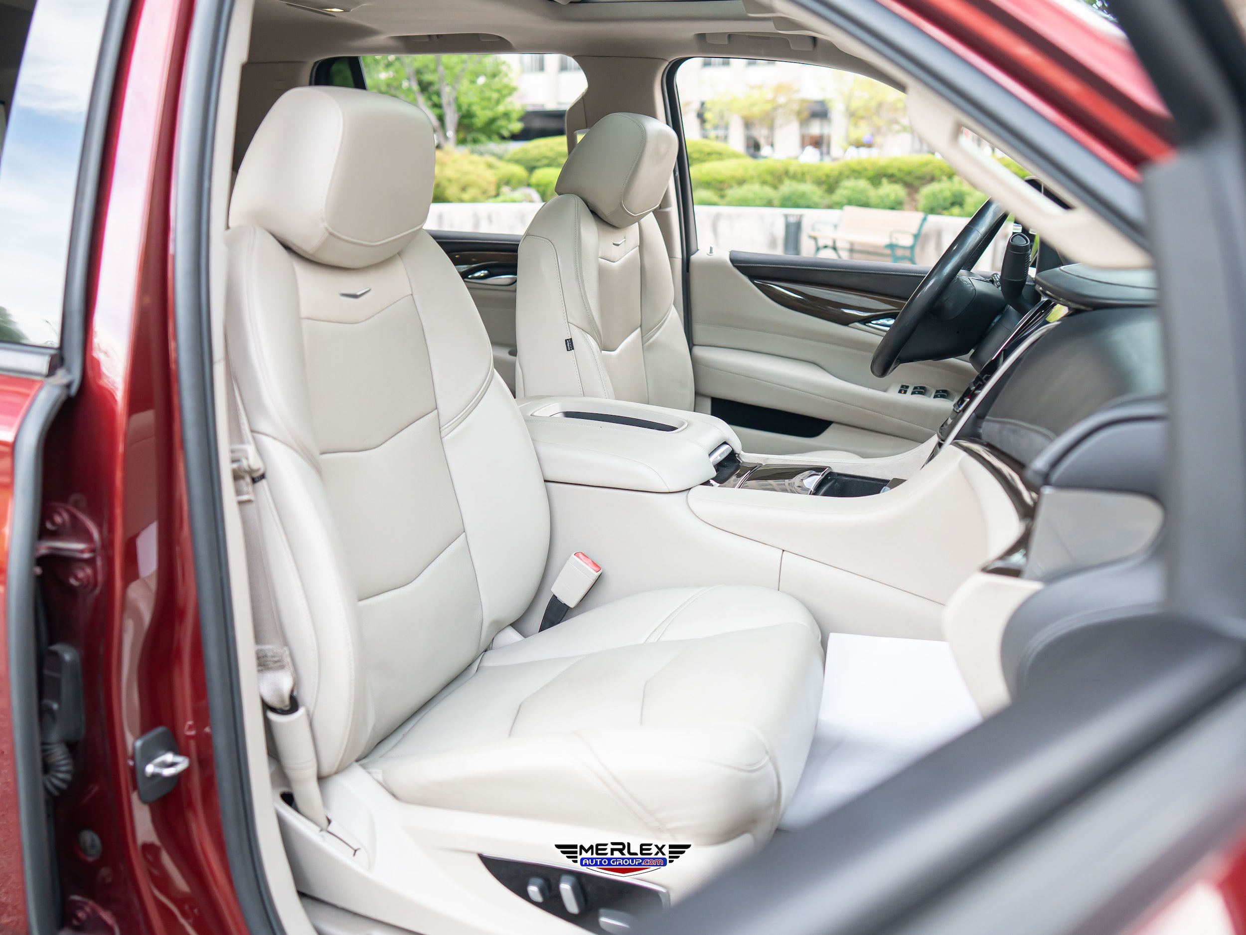 Used 2020 Cadillac Escalade Luxury w/ Escalade Sport Edition AWD/4WD image 17