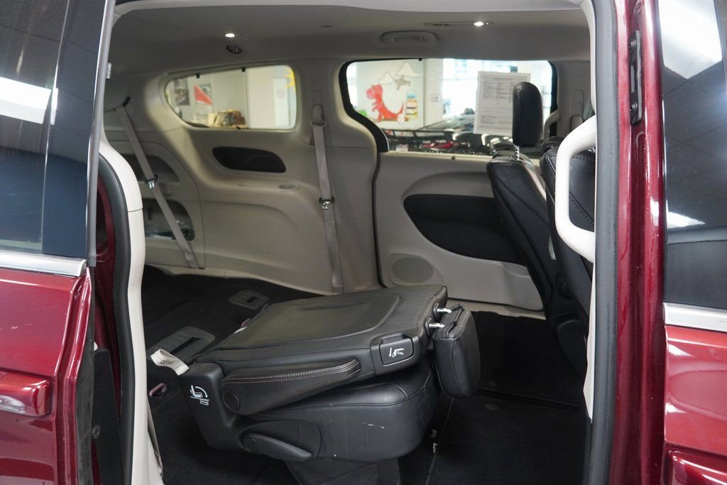 Used 2020 Chrysler Pacifica Touring-L Plus image 20