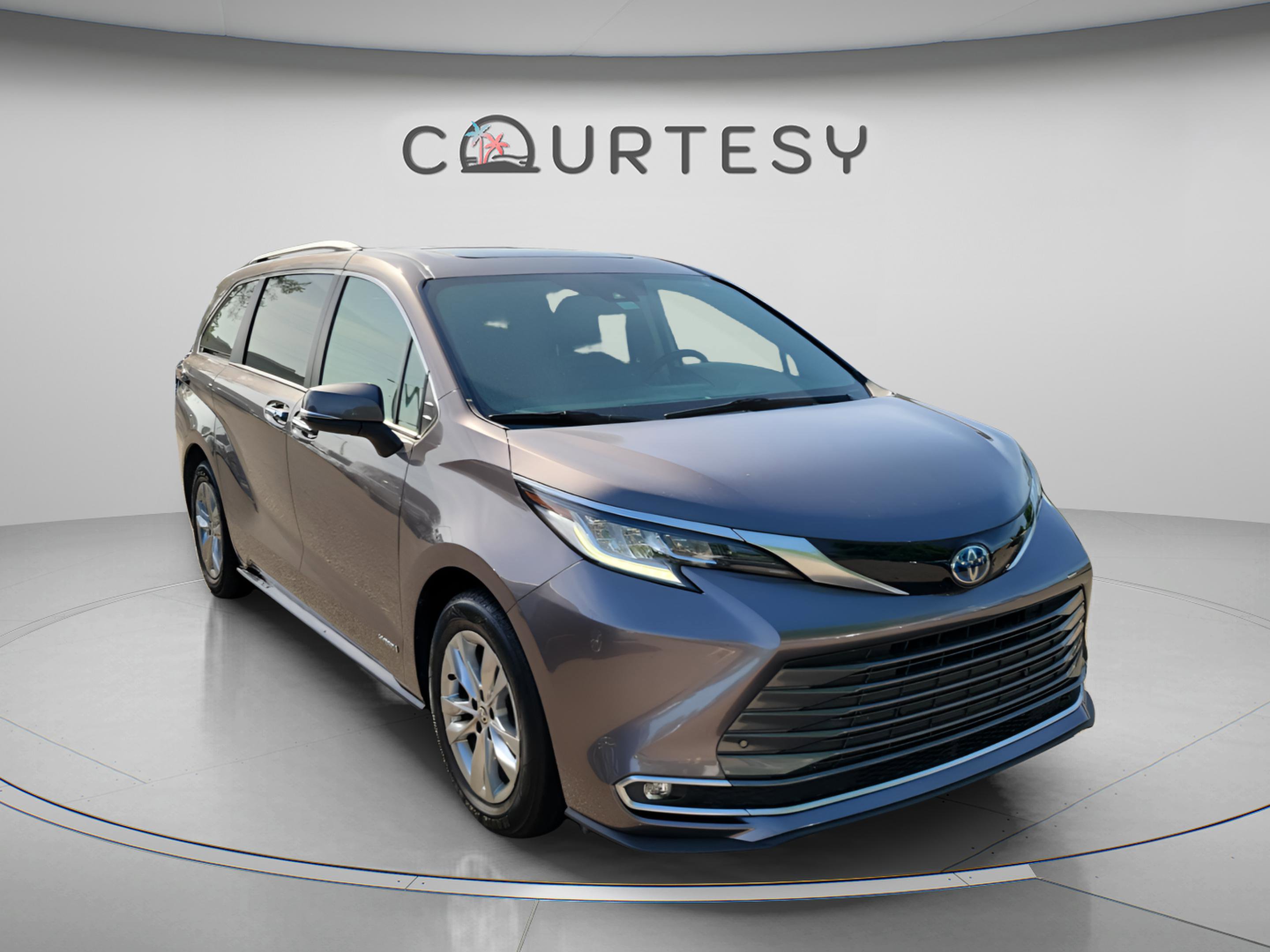 Used 2021 Toyota Sienna Limited image 3