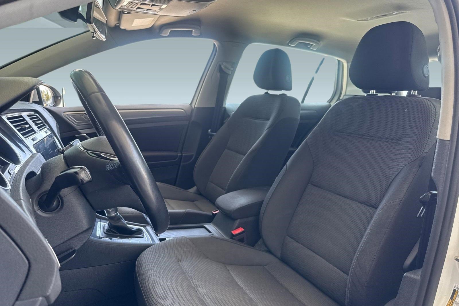 Used 2018 Volkswagen e-Golf SE FWD image 21