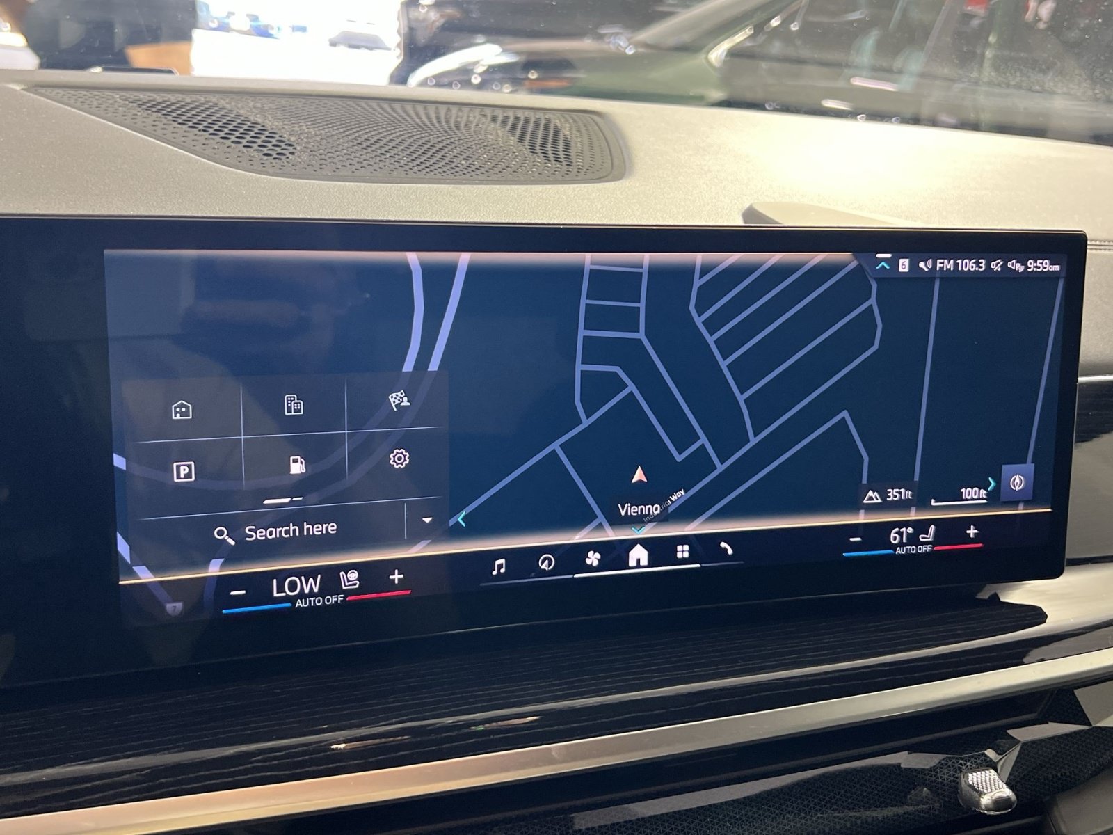 Used 2024 BMW X7 xDrive40i w/ M Sport Package AWD/4WD image 21