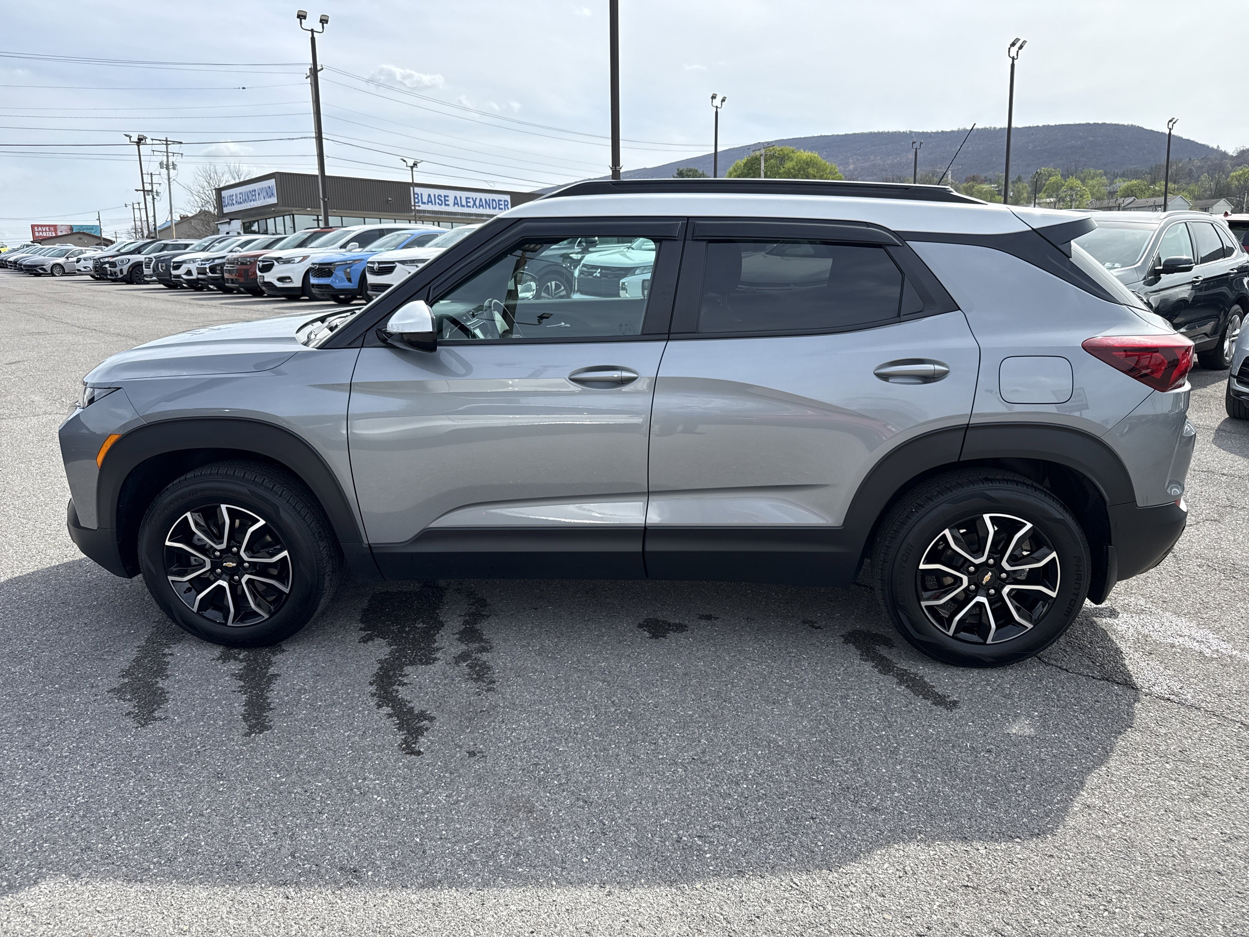 Used 2023 Chevrolet TrailBlazer ACTIV w/ Convenience Package AWD/4WD image 7
