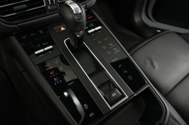 Used 2023 Porsche Macan AWD/4WD image 45