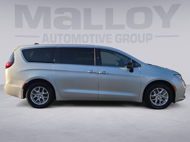 Used 2024 Chrysler Pacifica Touring-L FWD image 6