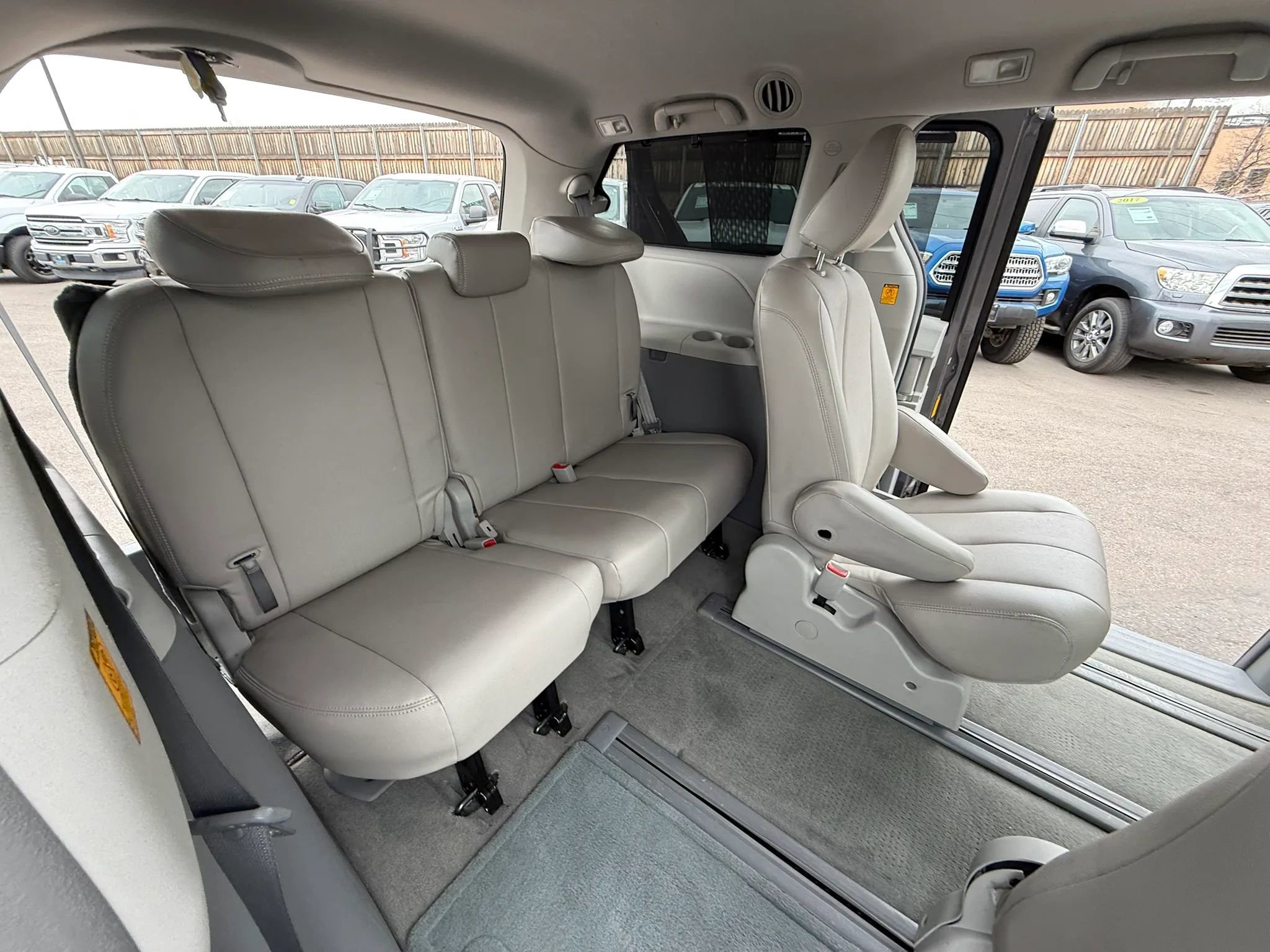 Used 2013 Toyota Sienna LE w/ Towing Pkg image 36