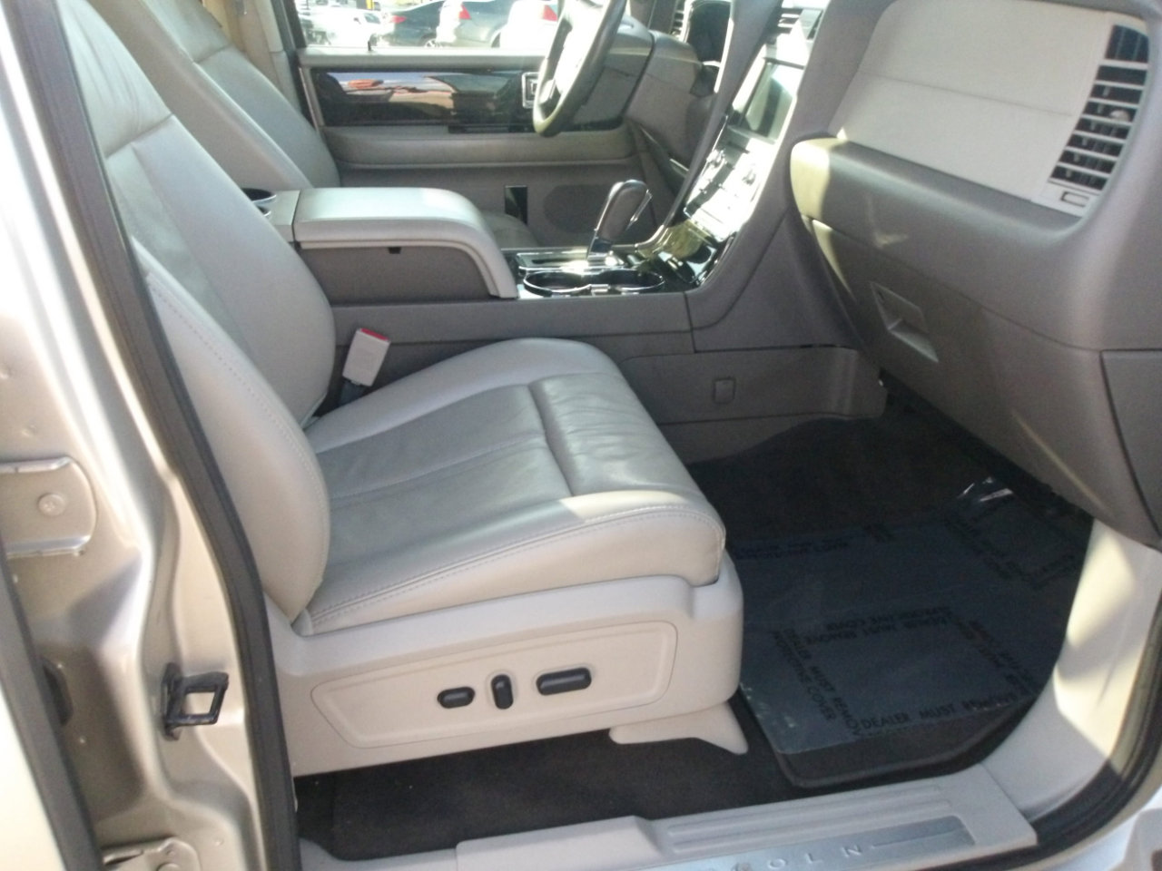 Used 2017 Lincoln Navigator Select image 10
