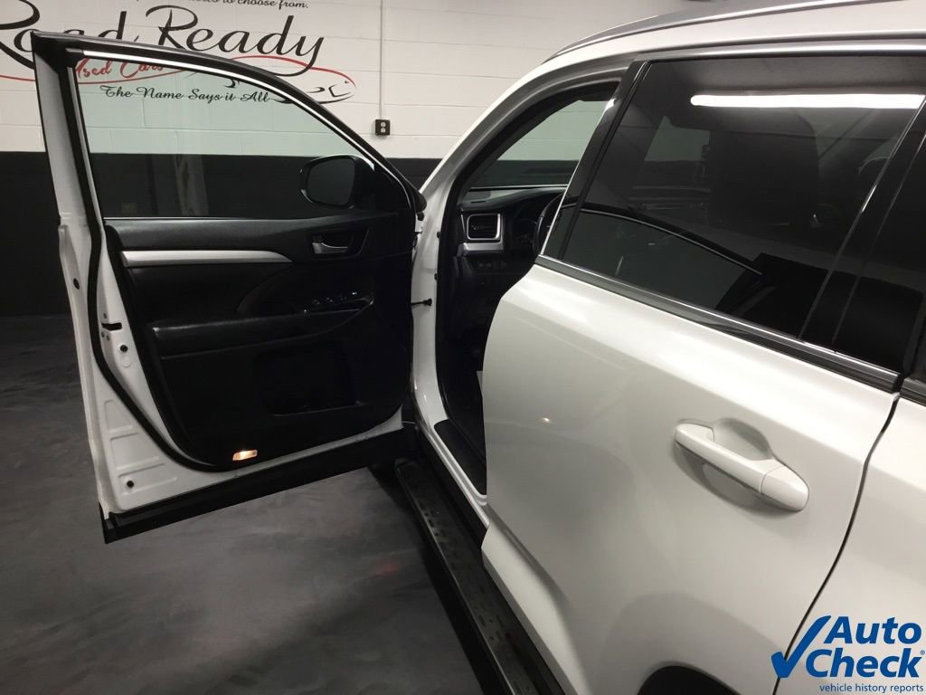 Used 2019 Toyota Highlander XLE w/ Carpet Mat Package (TMS) AWD/4WD image 21
