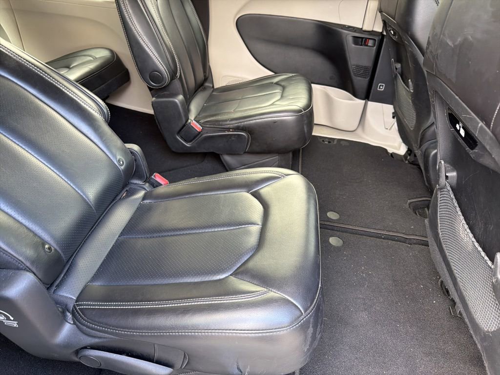 Used 2023 Chrysler Pacifica Touring-L image 13