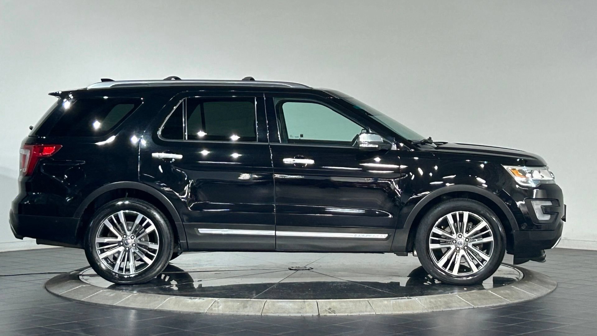 Used 2017 Ford Explorer Platinum AWD/4WD image 11