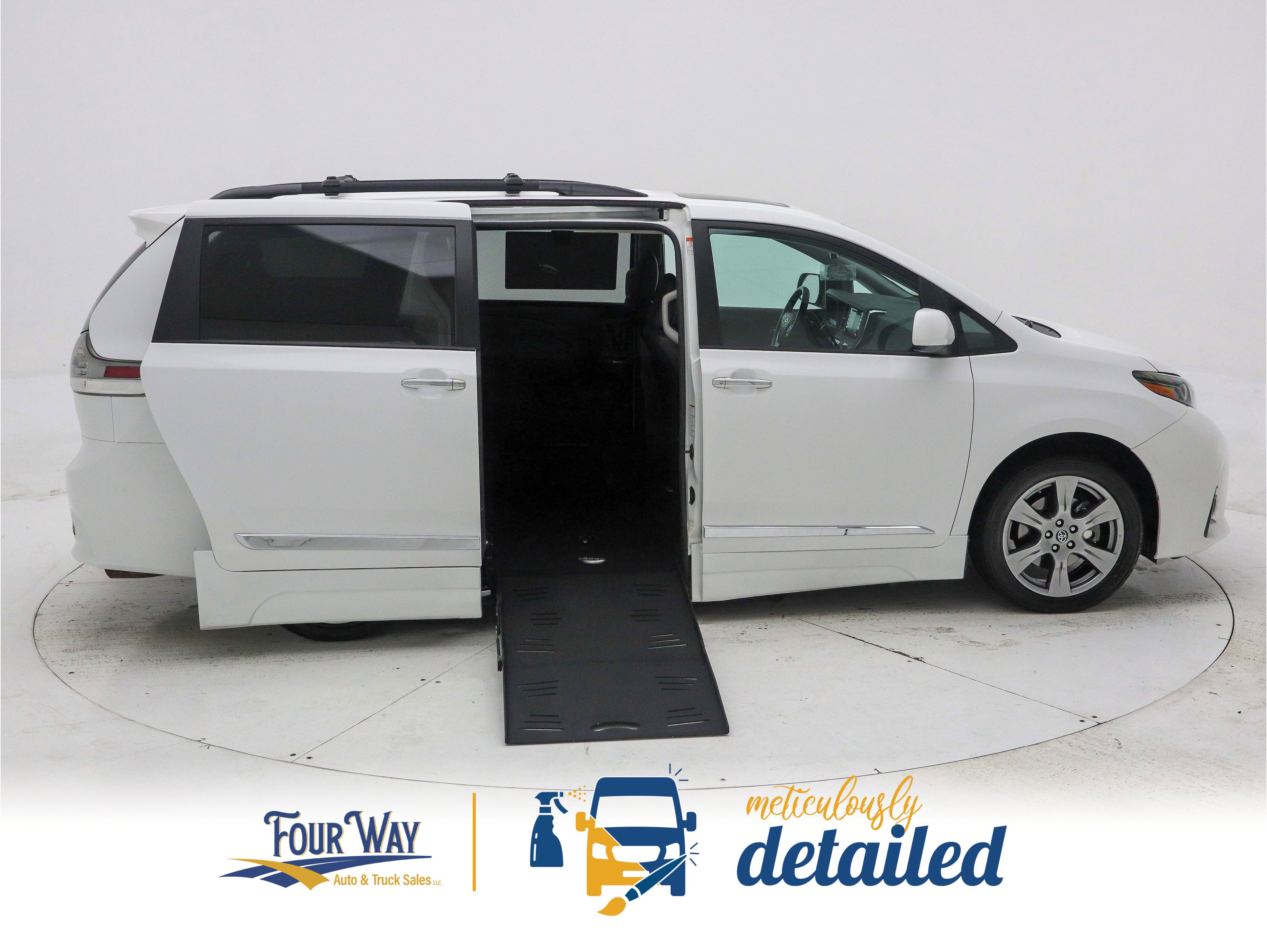 Used 2018 Toyota Sienna SE Premium w/ Carpet Mat Package image 2