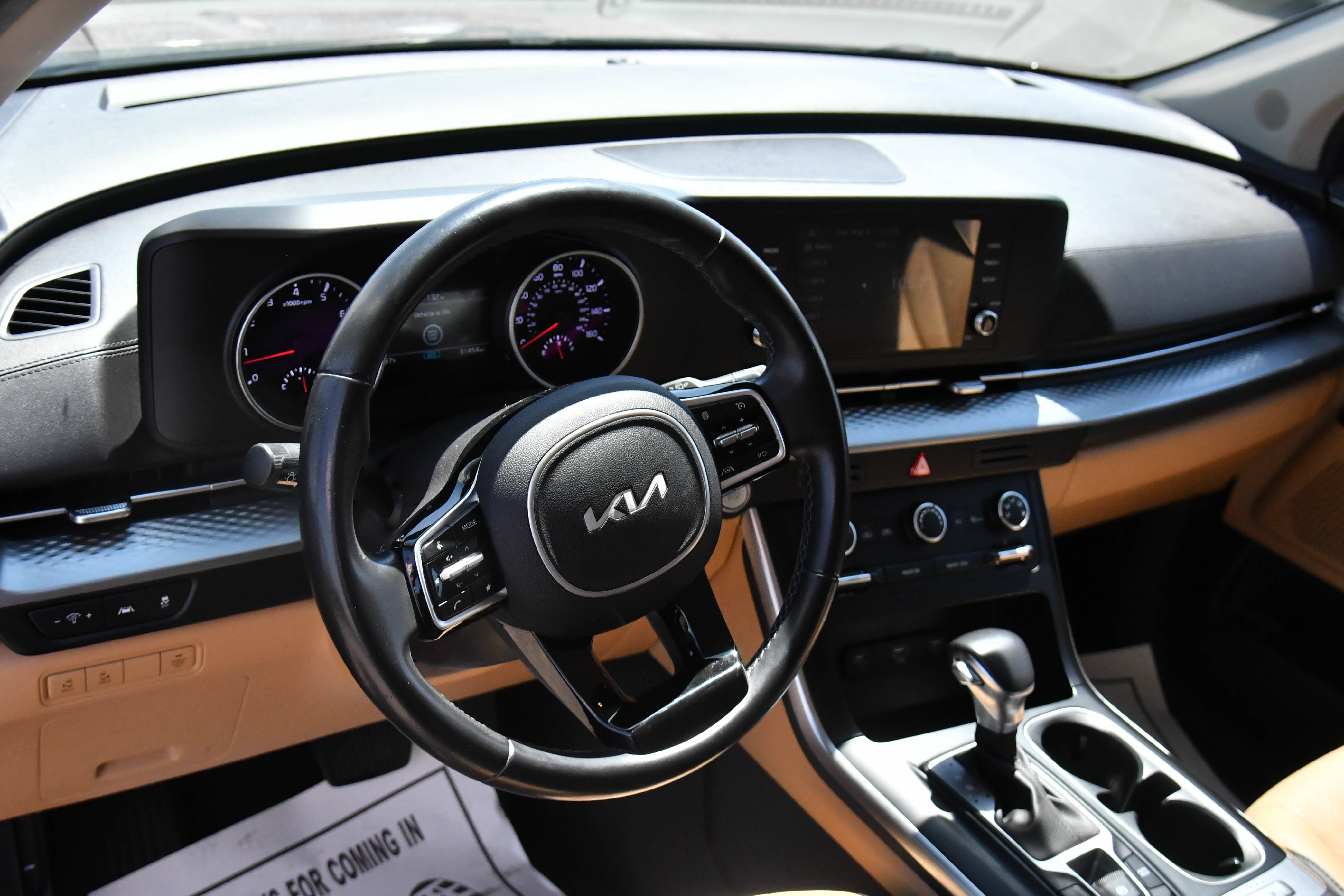 Used 2022 Kia Carnival LX FWD image 16