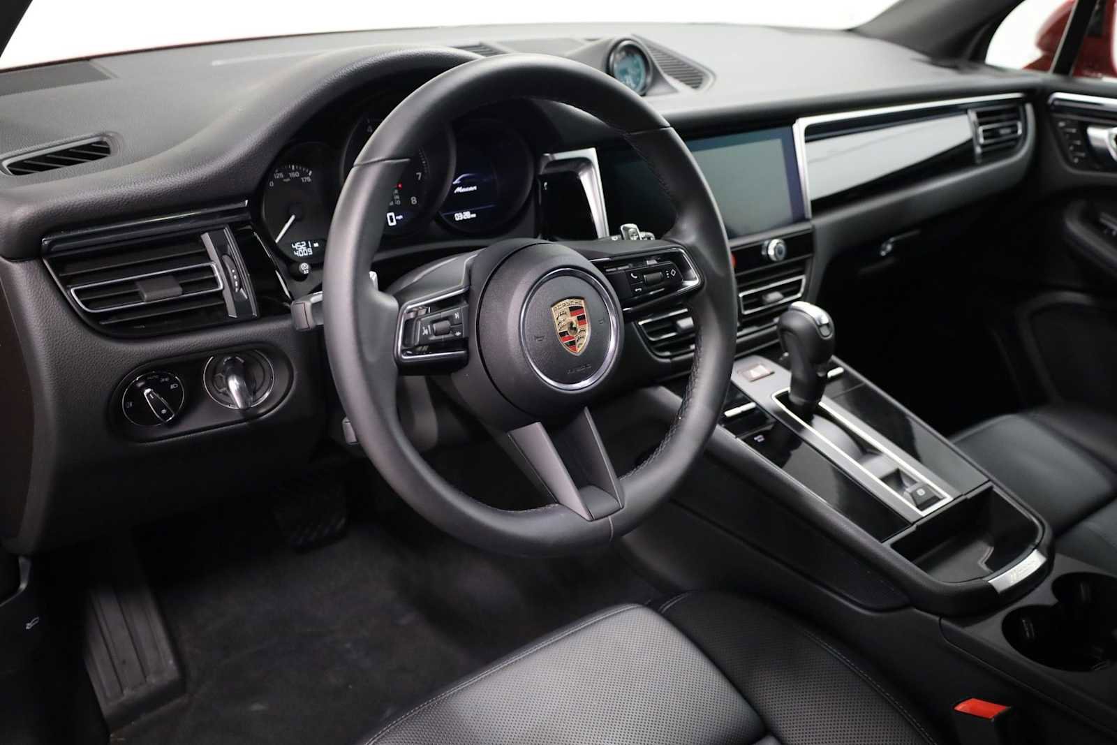 Certified 2025 Porsche Macan image 4