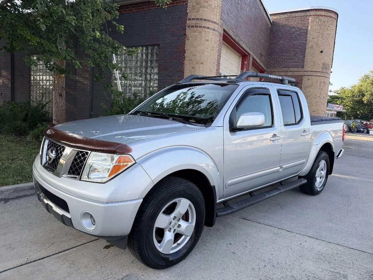 Used 2005 Nissan Frontier LE w/ (X01) Leather Pkg AWD/4WD image 1