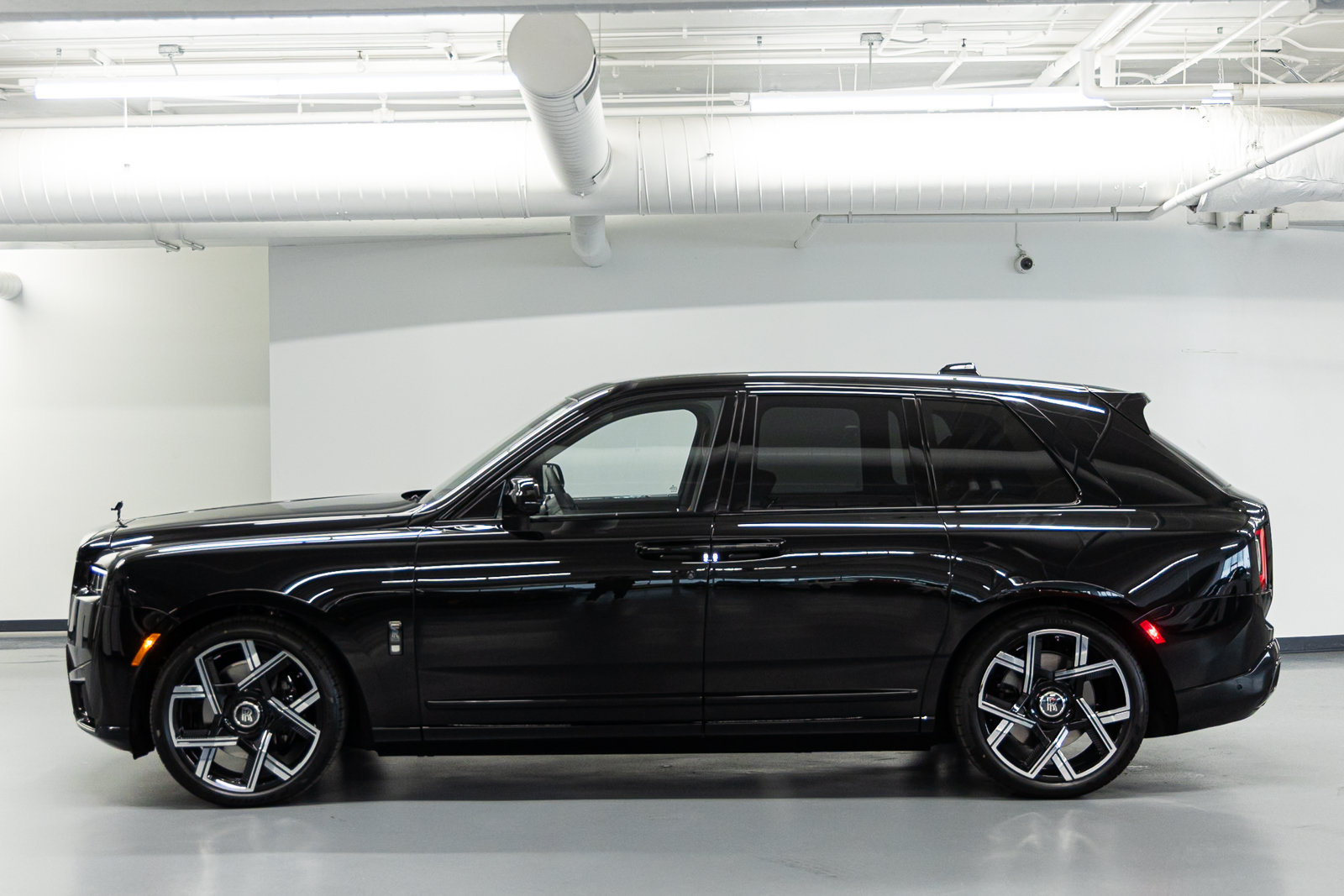 New 2027 Rolls-Royce Cullinan Black Badge AWD/4WD image 2