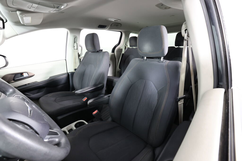 Used 2017 Chrysler Pacifica Touring image 11