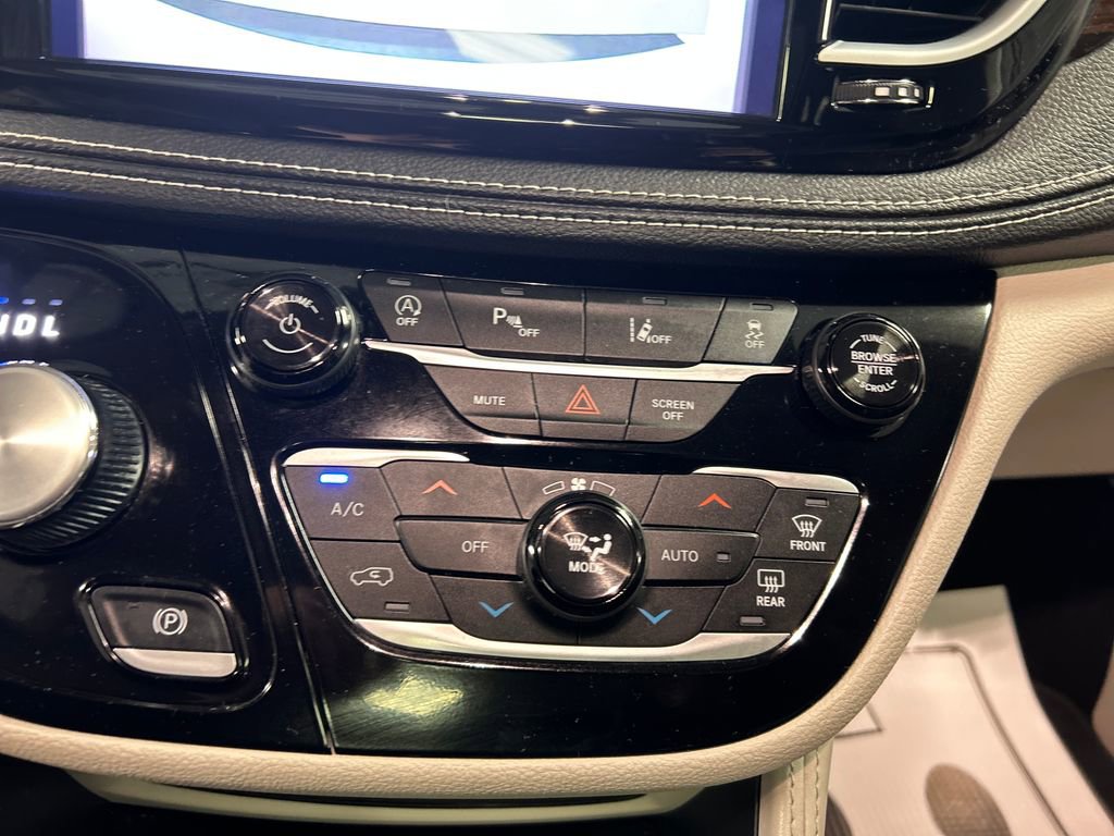Used 2024 Chrysler Pacifica Limited FWD image 19