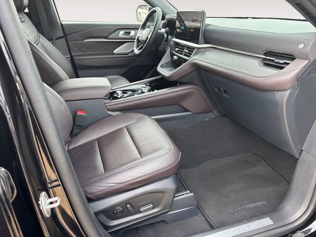 Certified 2025 Ford Explorer Platinum w/ LUX Leather Package image 15