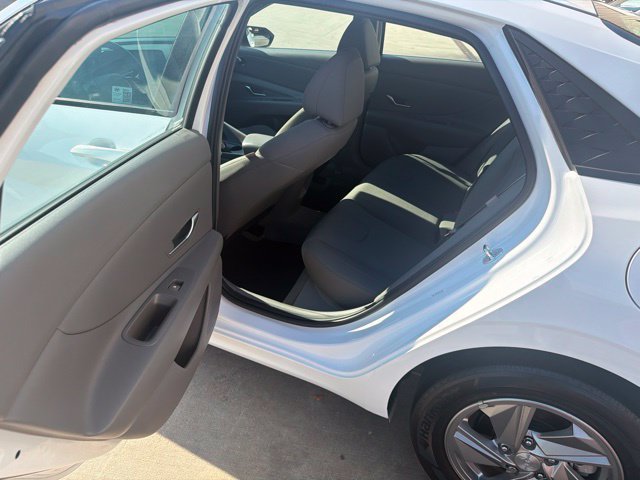 Used 2024 Hyundai Elantra SE FWD image 17