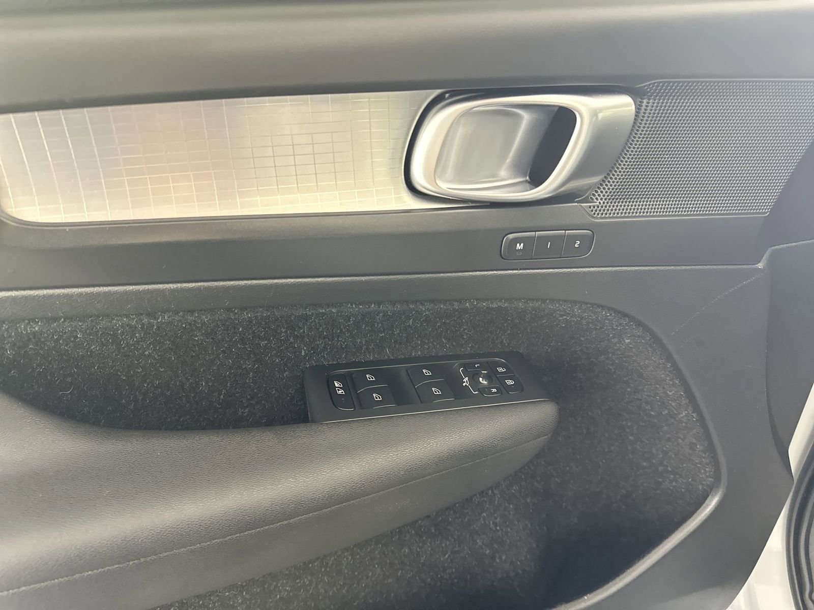 Used 2021 Volvo XC40 T4 Momentum w/ Protection Package Premier image 17