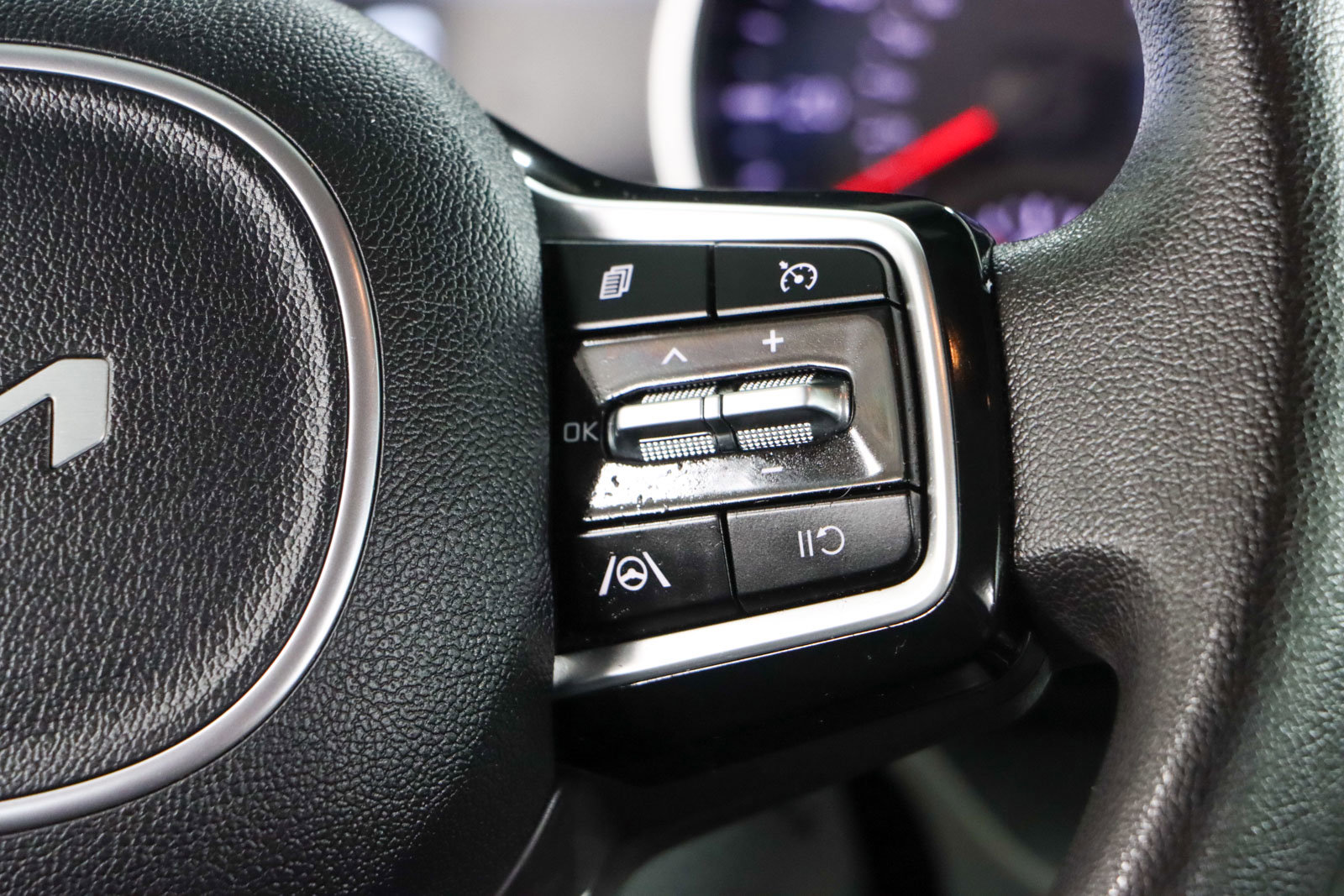 Used 2023 Kia Carnival LX image 14