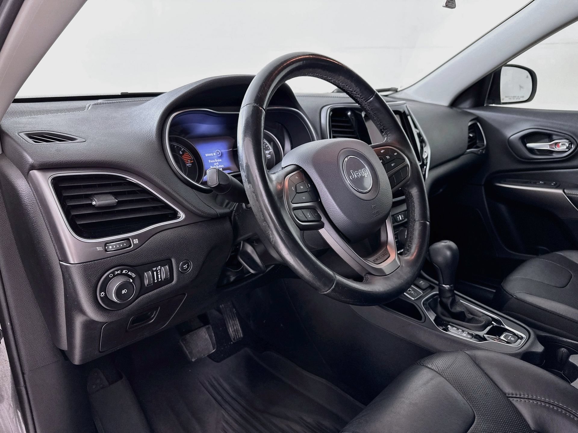 Used 2019 Jeep Cherokee Limited FWD image 10