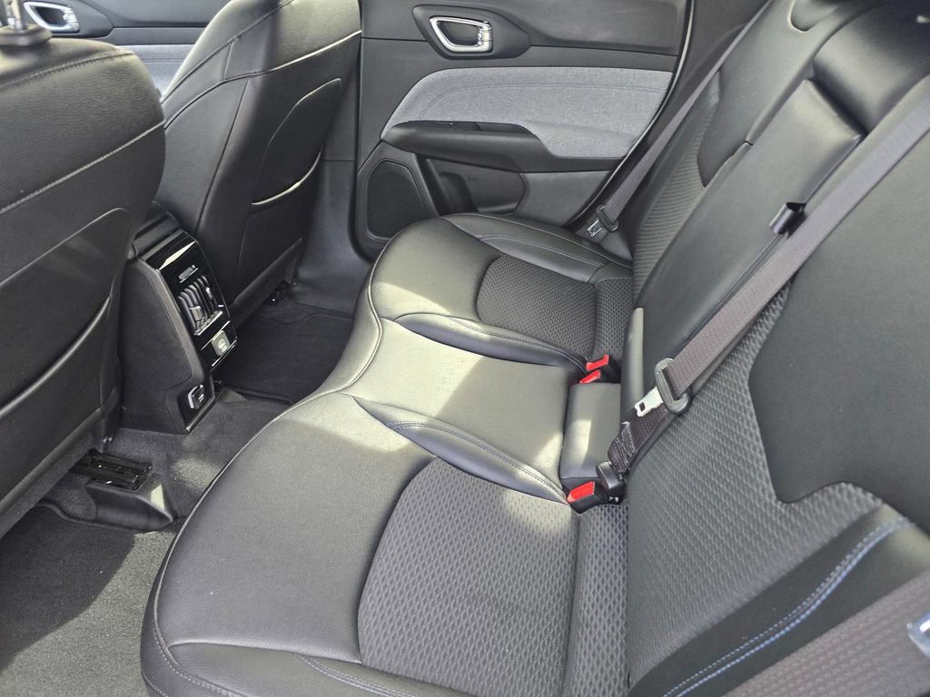 Used 2025 Jeep Compass Latitude AWD/4WD image 11