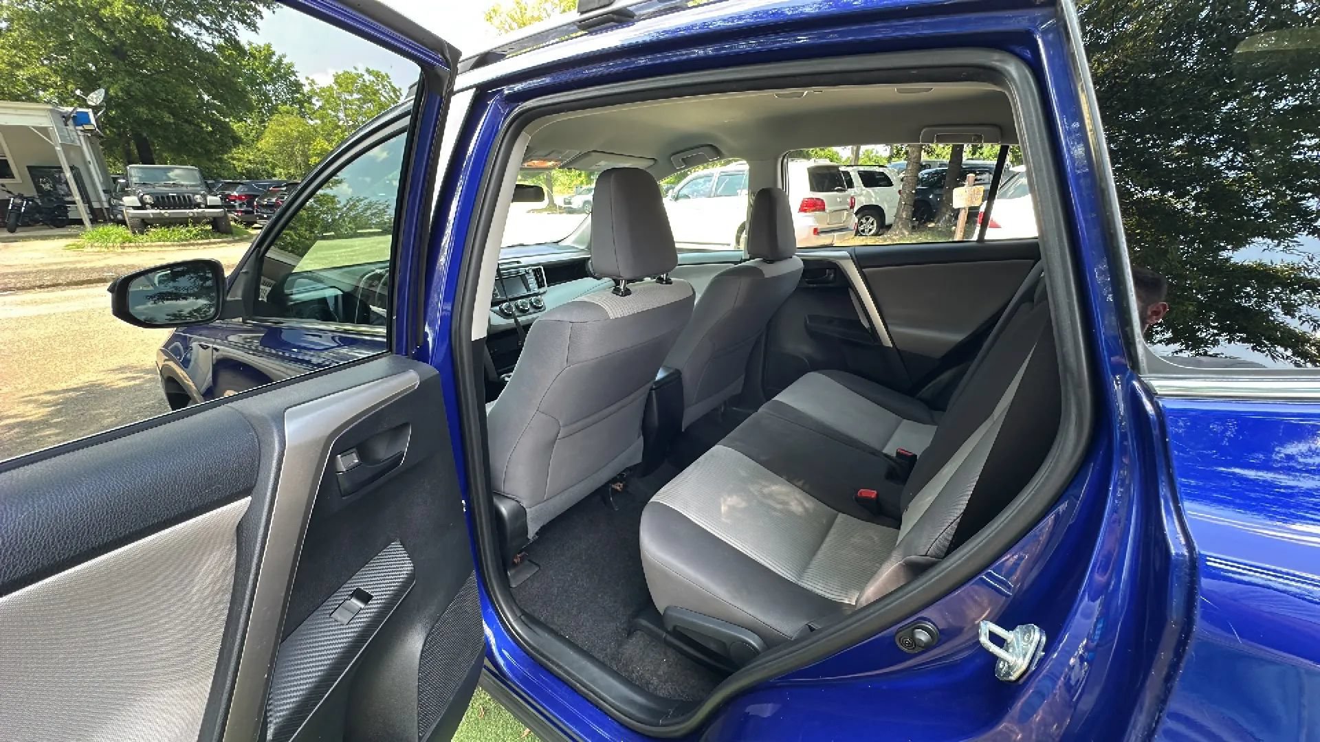 Used 2015 Toyota RAV4 LE AWD/4WD image 19