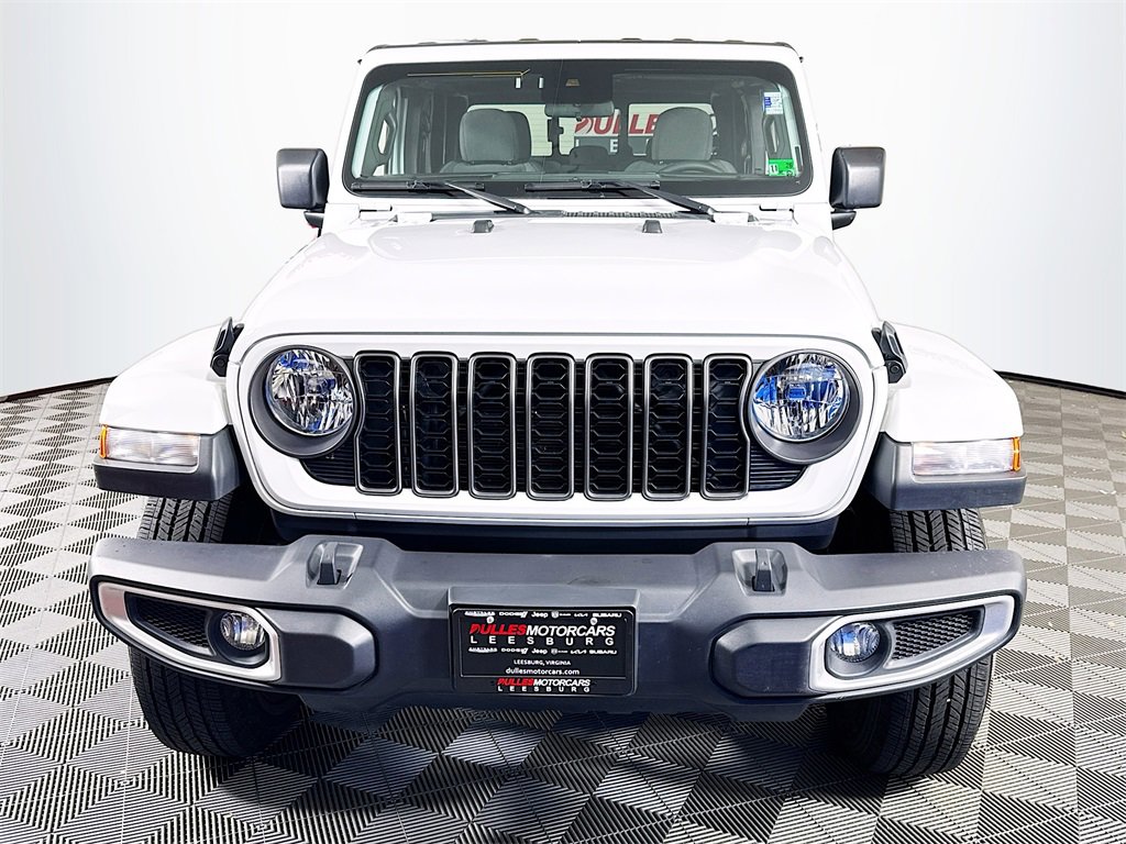 Used 2024 Jeep Gladiator Sport image 2