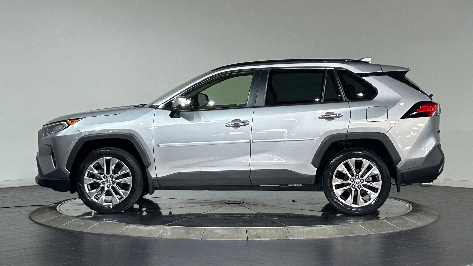 Used 2021 Toyota RAV4 Limited w/ Limited Grade Weather Package AWD/4WD image 6