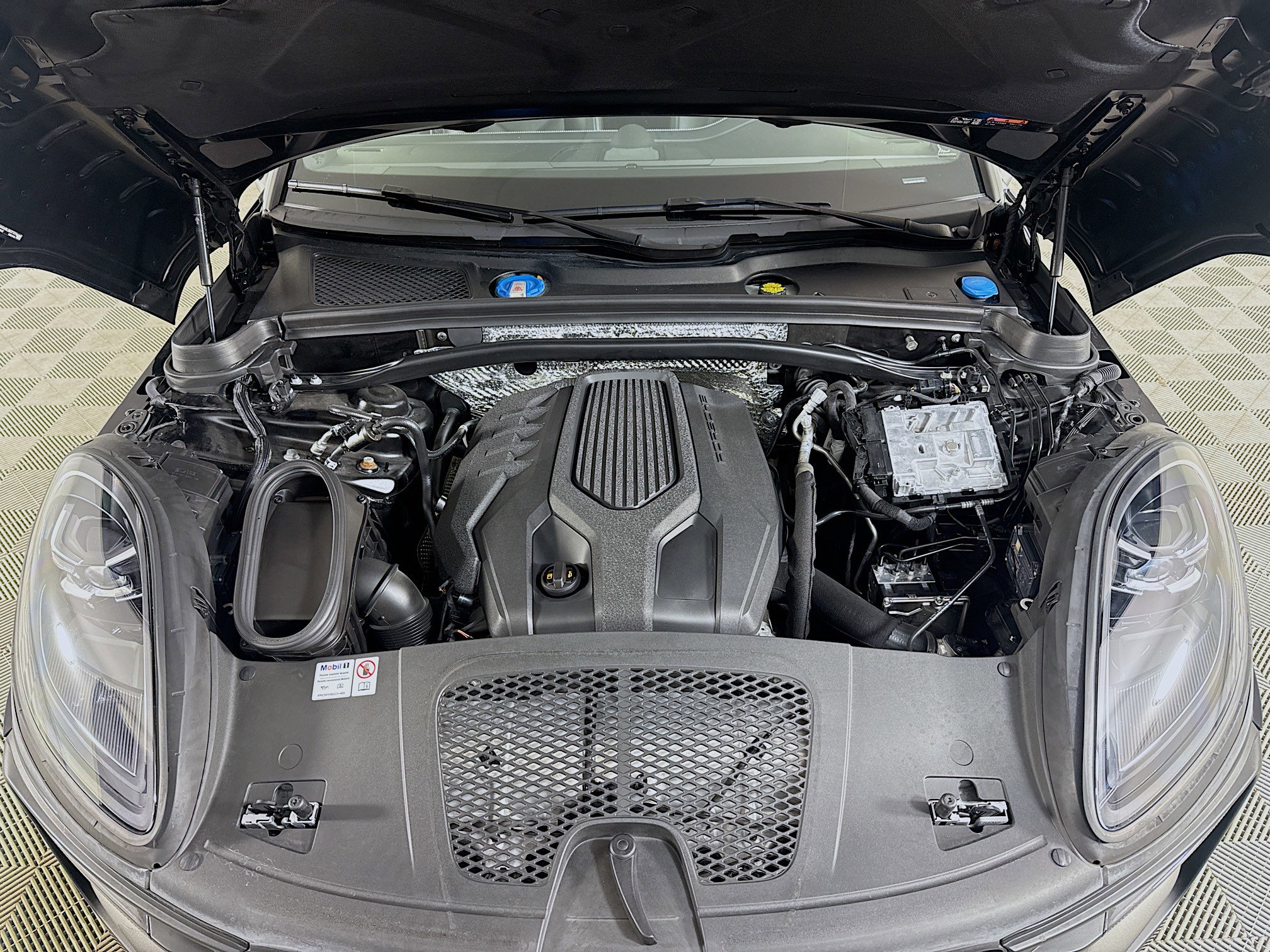 Used 2024 Porsche Macan Turbo w/ Premium Plus Package image 38