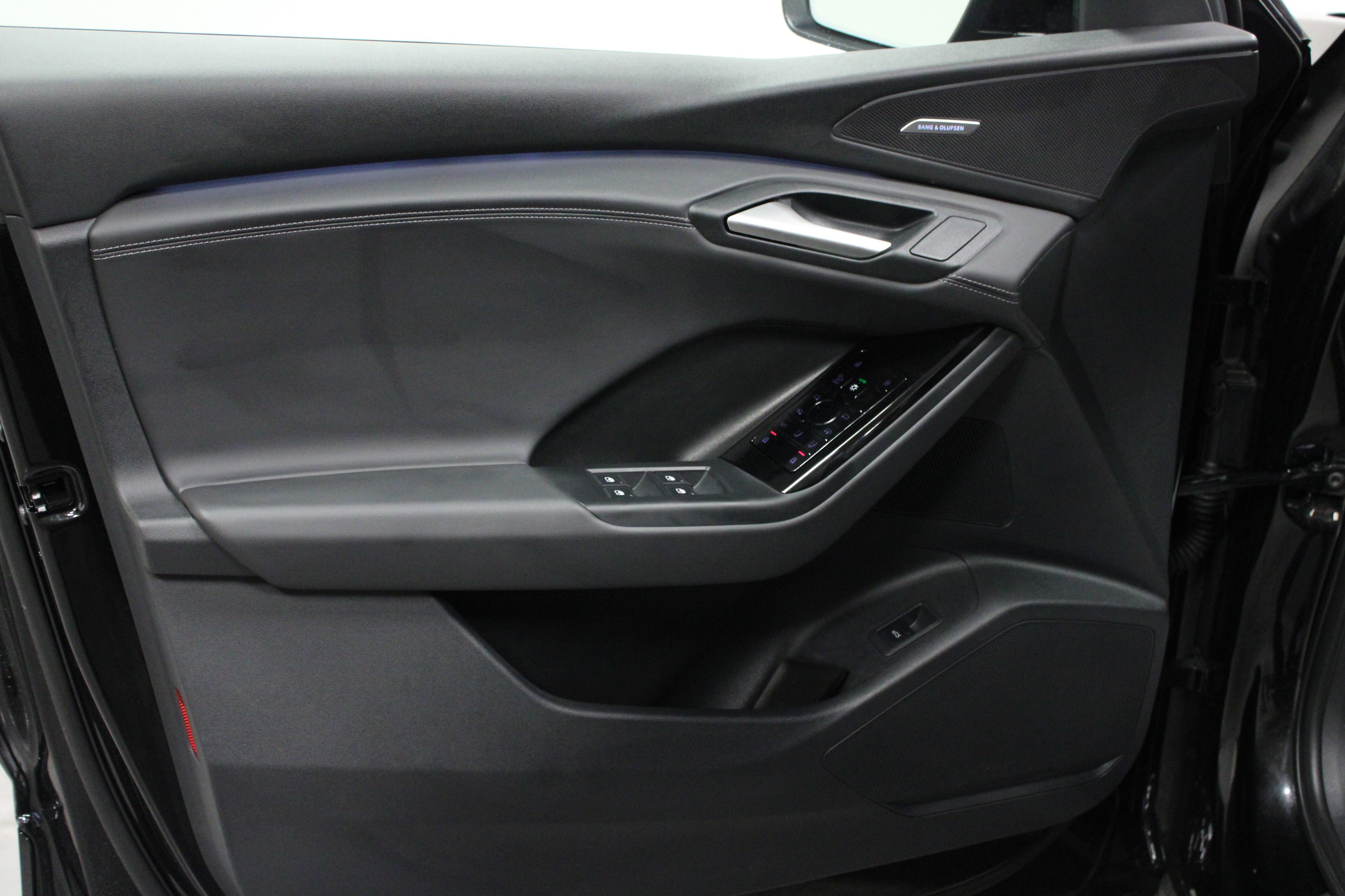 Used 2025 Audi SQ6 e-tron Prestige w/ 21" Black Optic Wheel Package AWD/4WD image 11