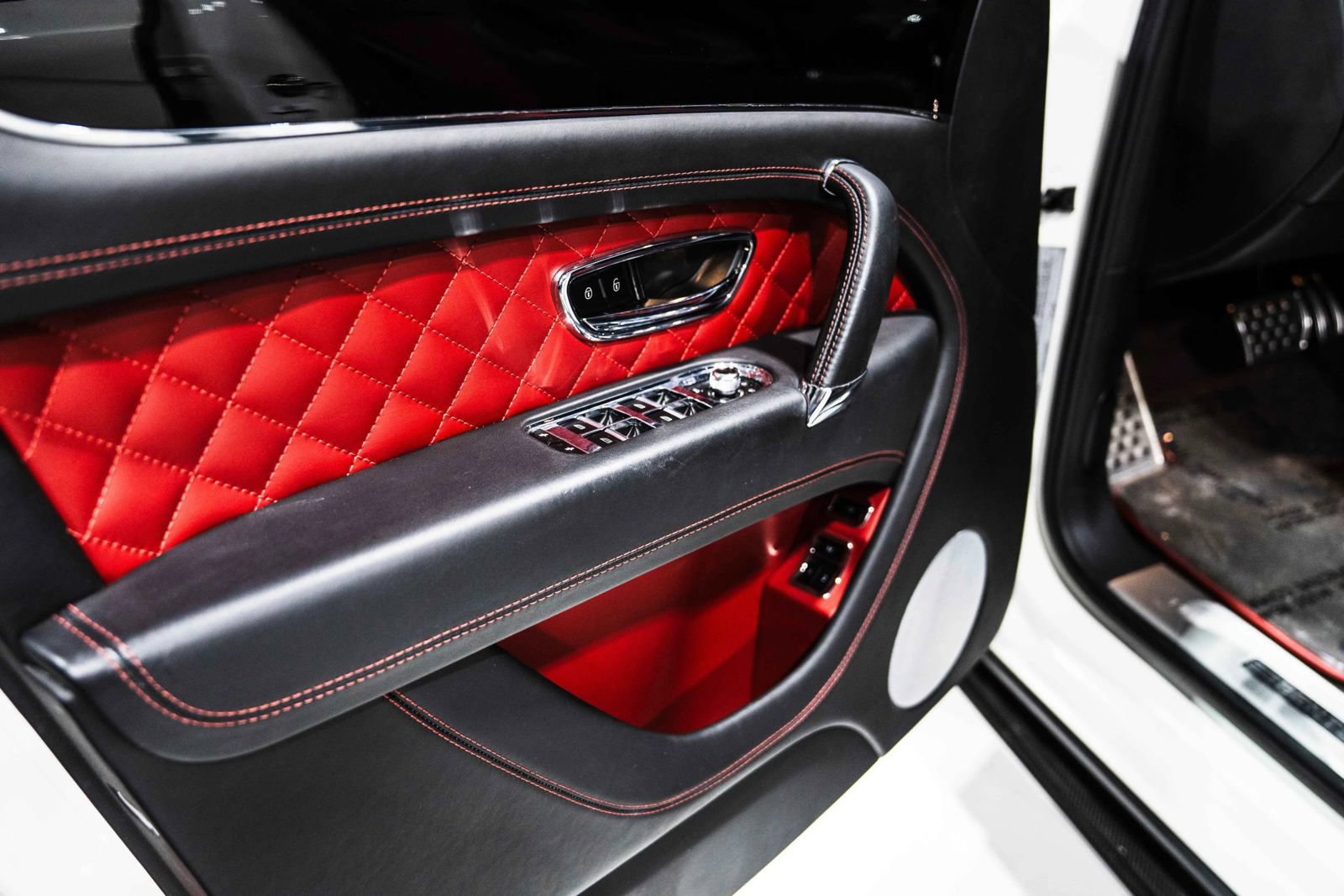 Used 2019 Bentley Bentayga AWD/4WD image 28