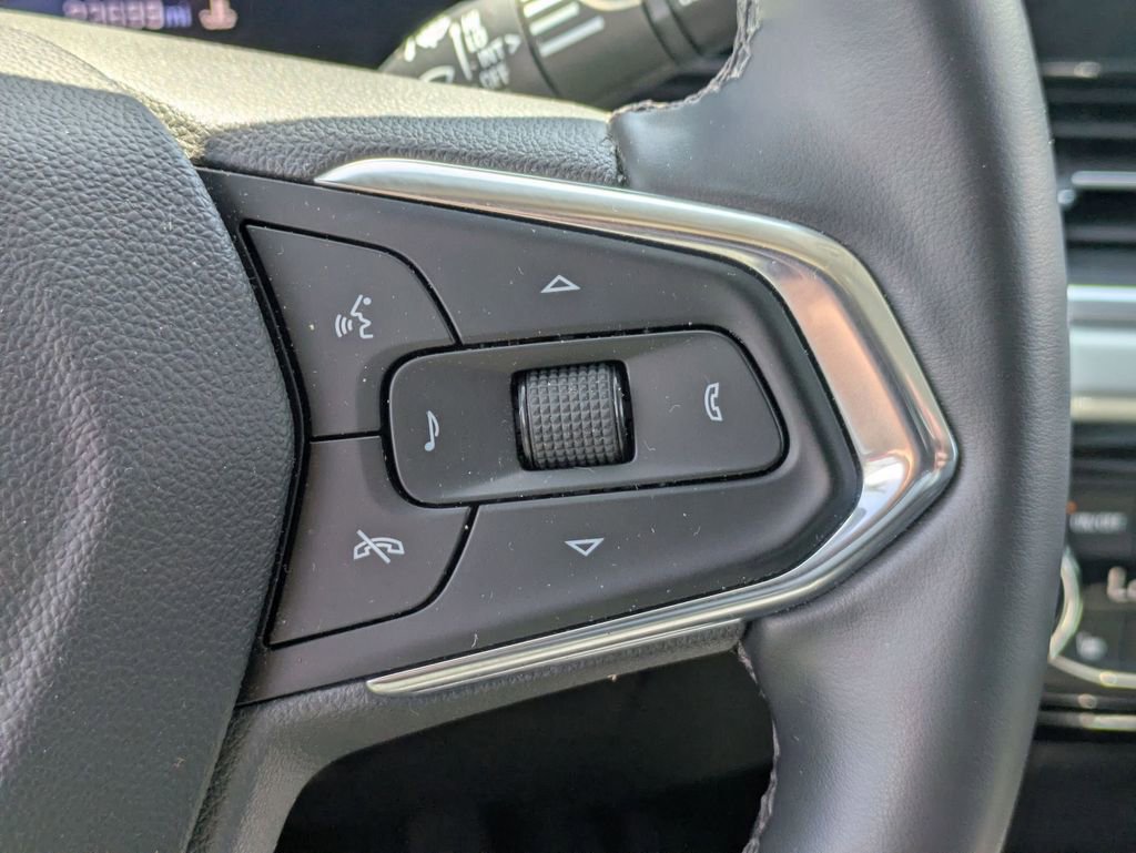 Used 2025 Chevrolet Trax LT w/ LT Convenience Package FWD image 21