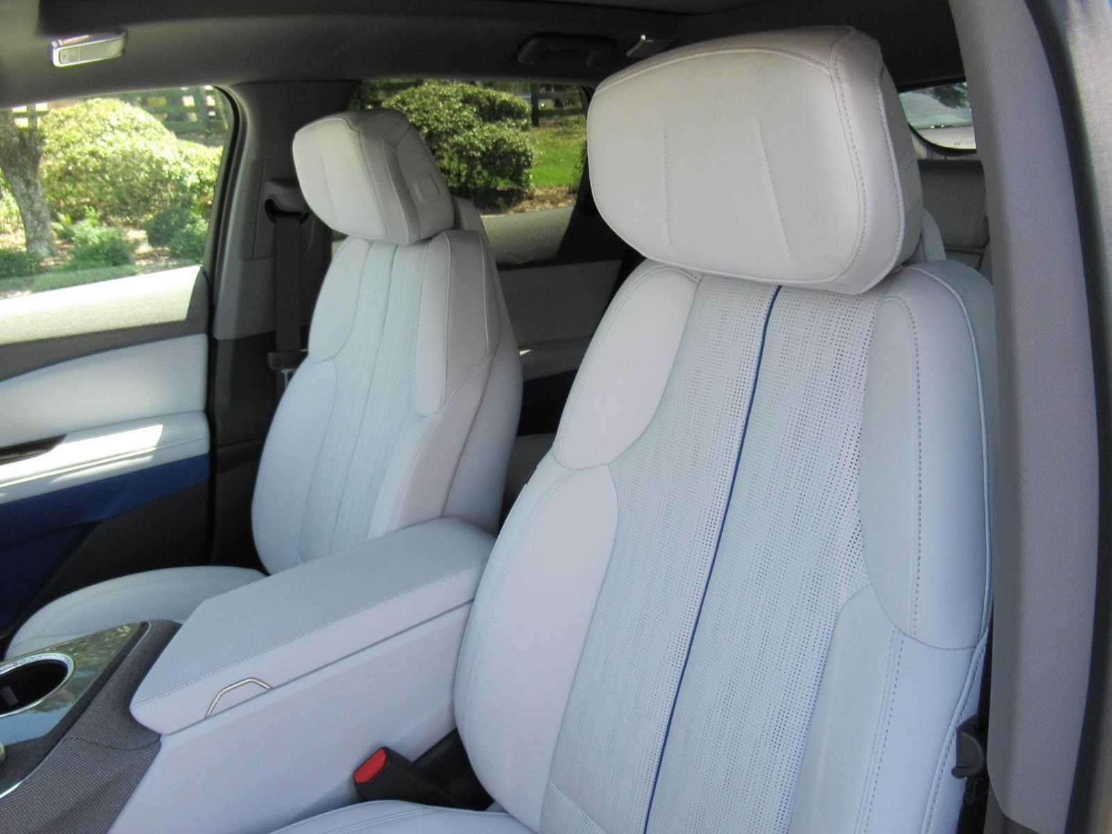 Certified 2025 Cadillac Optiq Luxury 2 AWD/4WD image 18