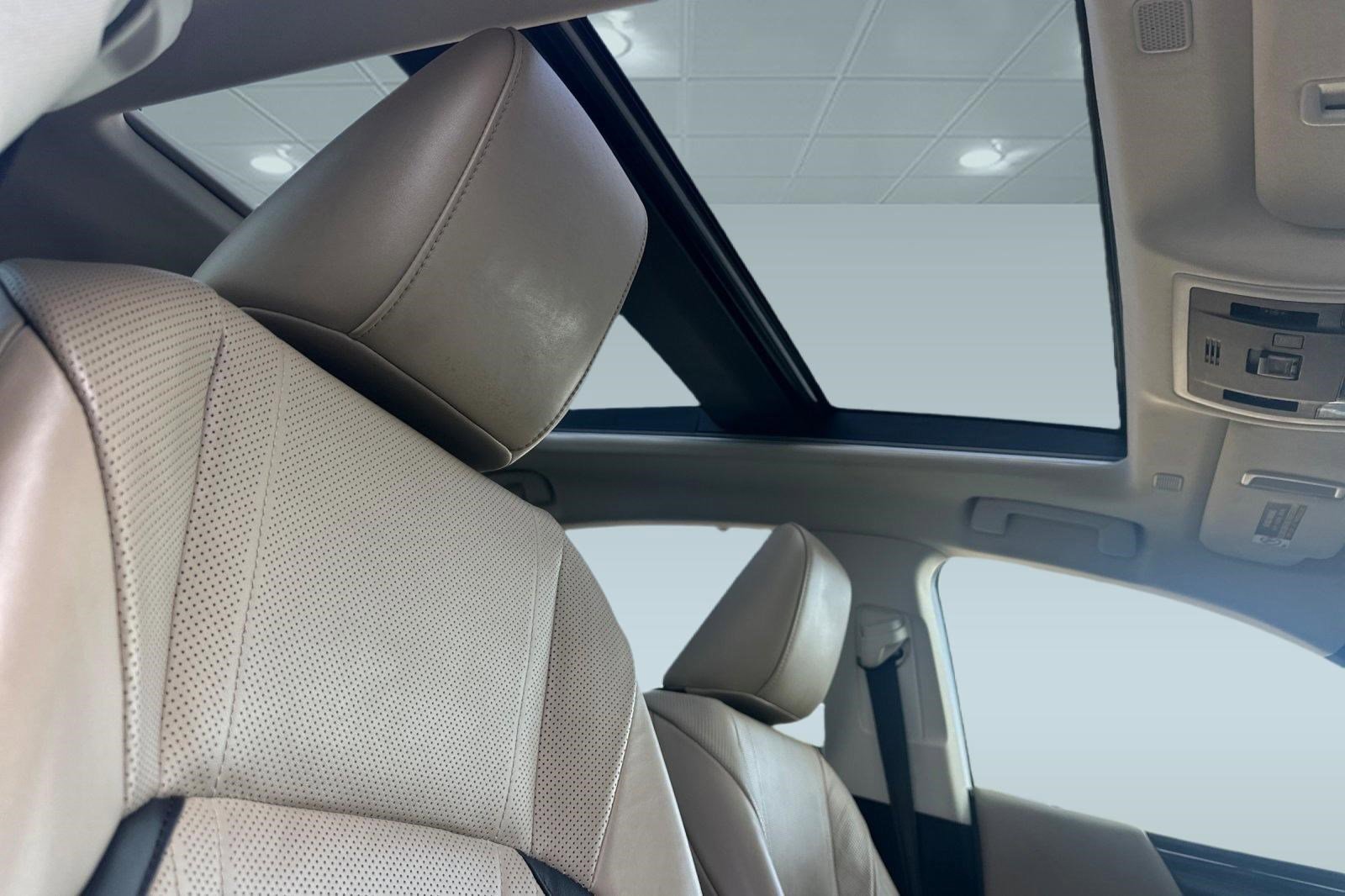 Used 2019 Lexus ES 350 Ultra Luxury w/ Accessory Package 2 image 24