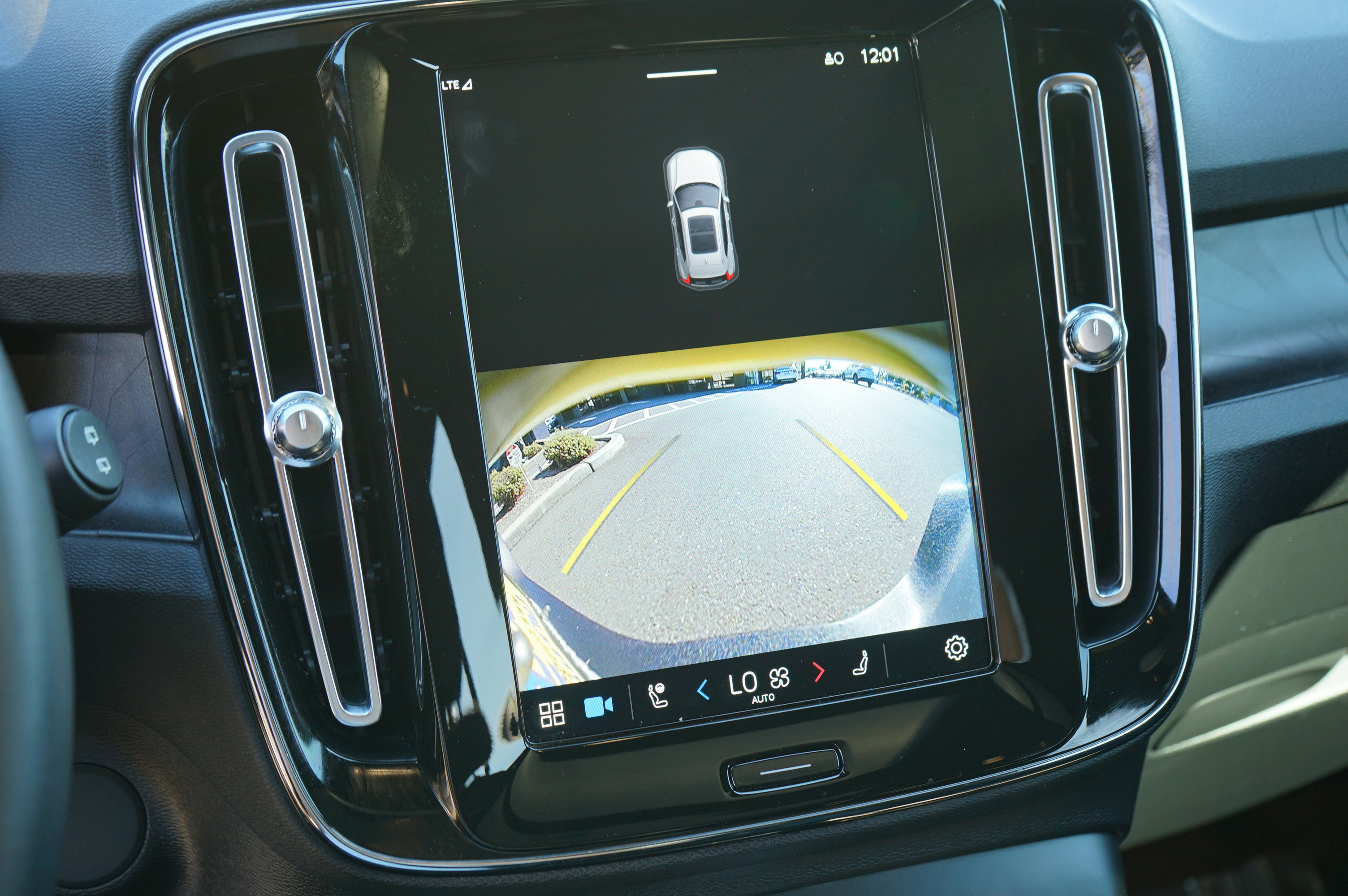 Used 2023 Volvo XC40 Recharge Ultimate image 24