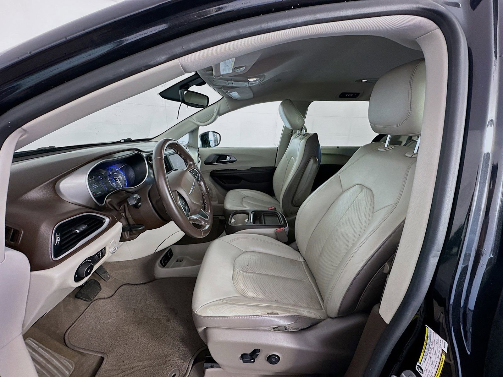 Used 2019 Chrysler Pacifica Touring-L FWD image 19