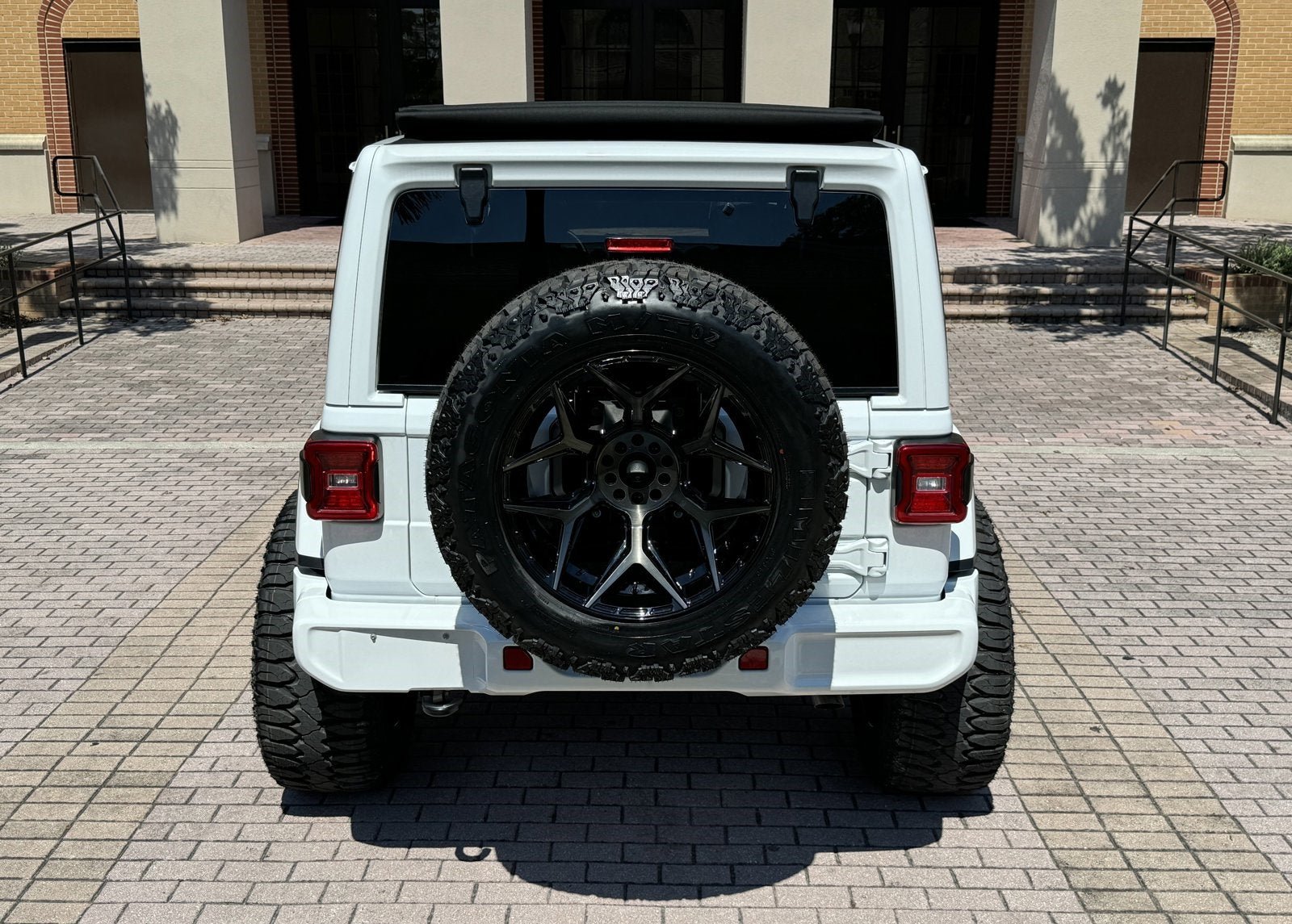Used 2022 Jeep Wrangler Unlimited Sahara AWD/4WD image 17