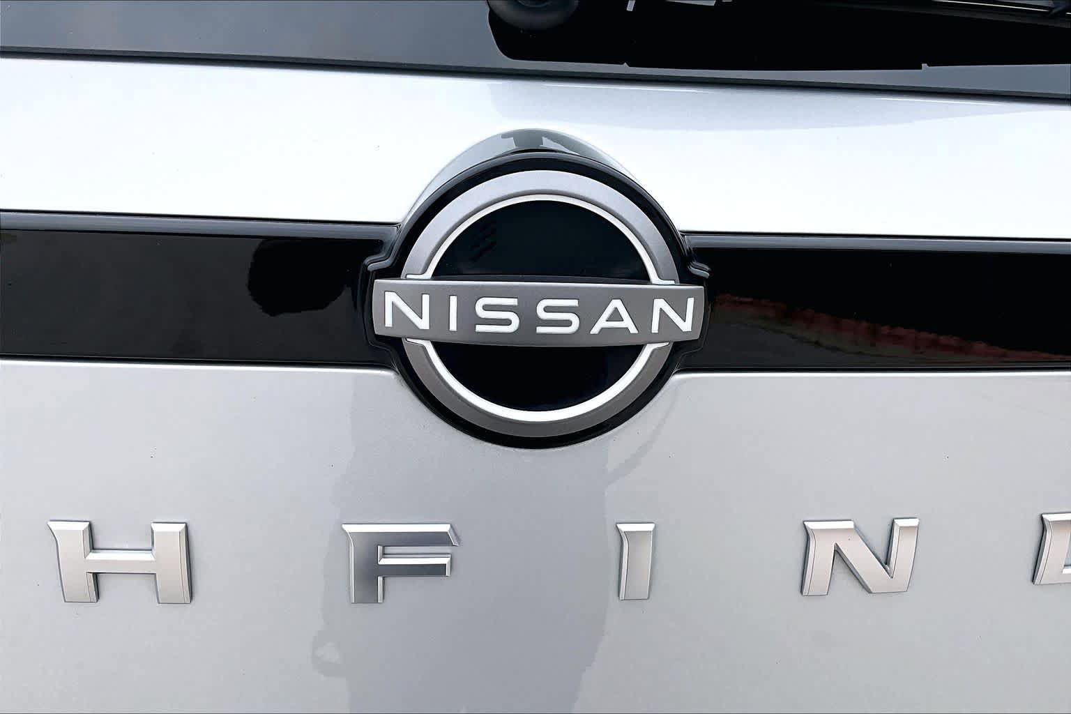 Certified 2025 Nissan Pathfinder Platinum w/ Cargo Package FWD image 31