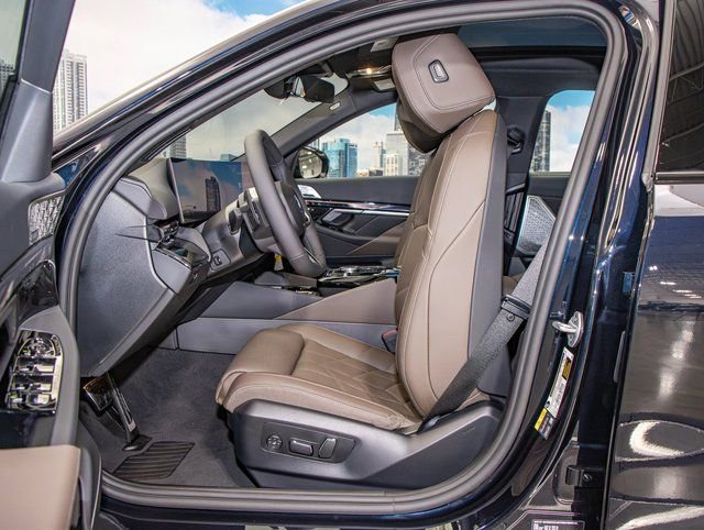 Used 2026 BMW 550e xDrive w/ Premium Package image 21