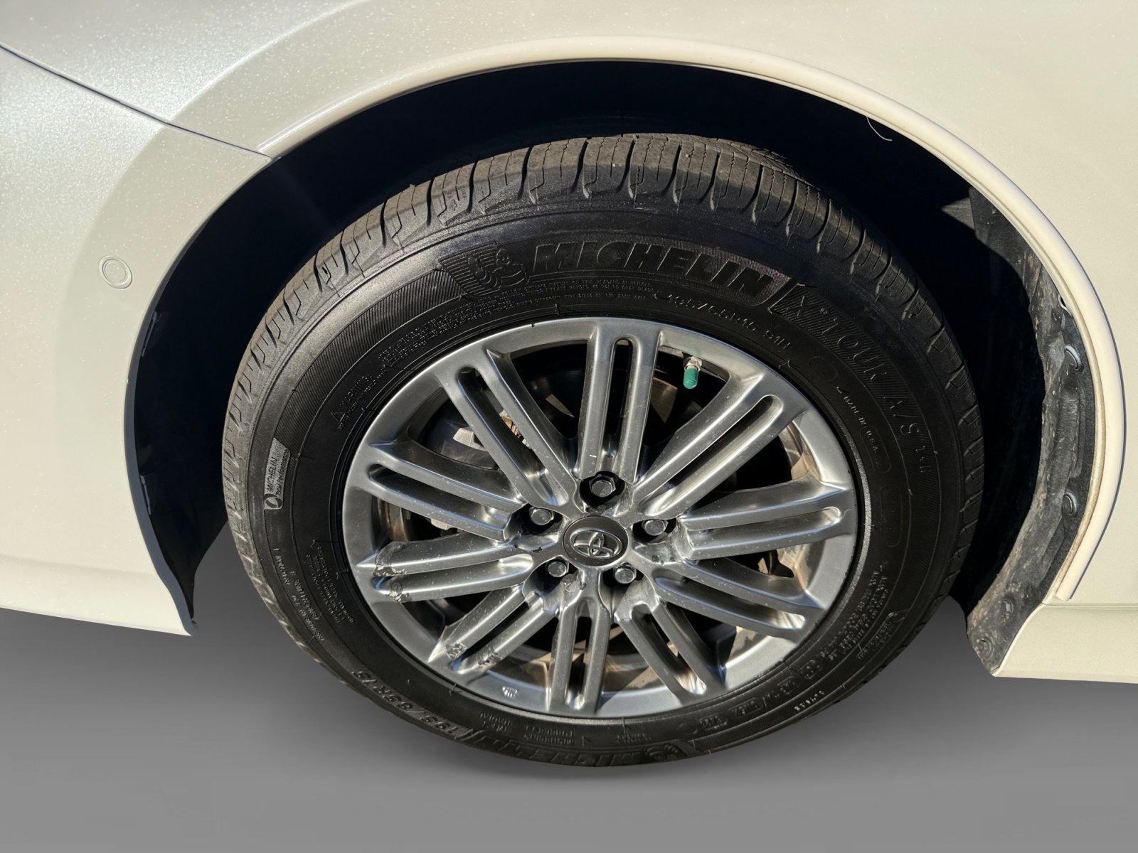 Used 2017 Toyota Prius Prime Advanced image 9