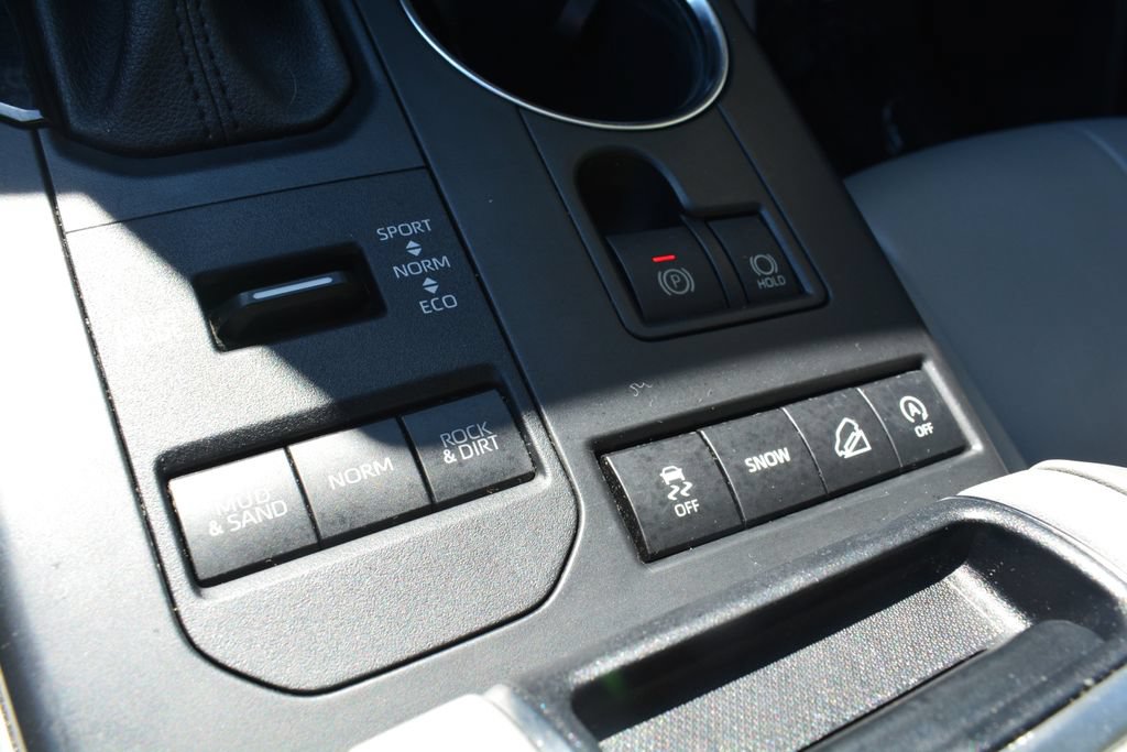 Used 2022 Toyota Highlander XLE AWD/4WD image 20