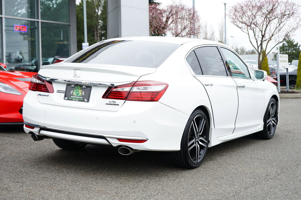Used 2017 Honda Accord Touring image 5