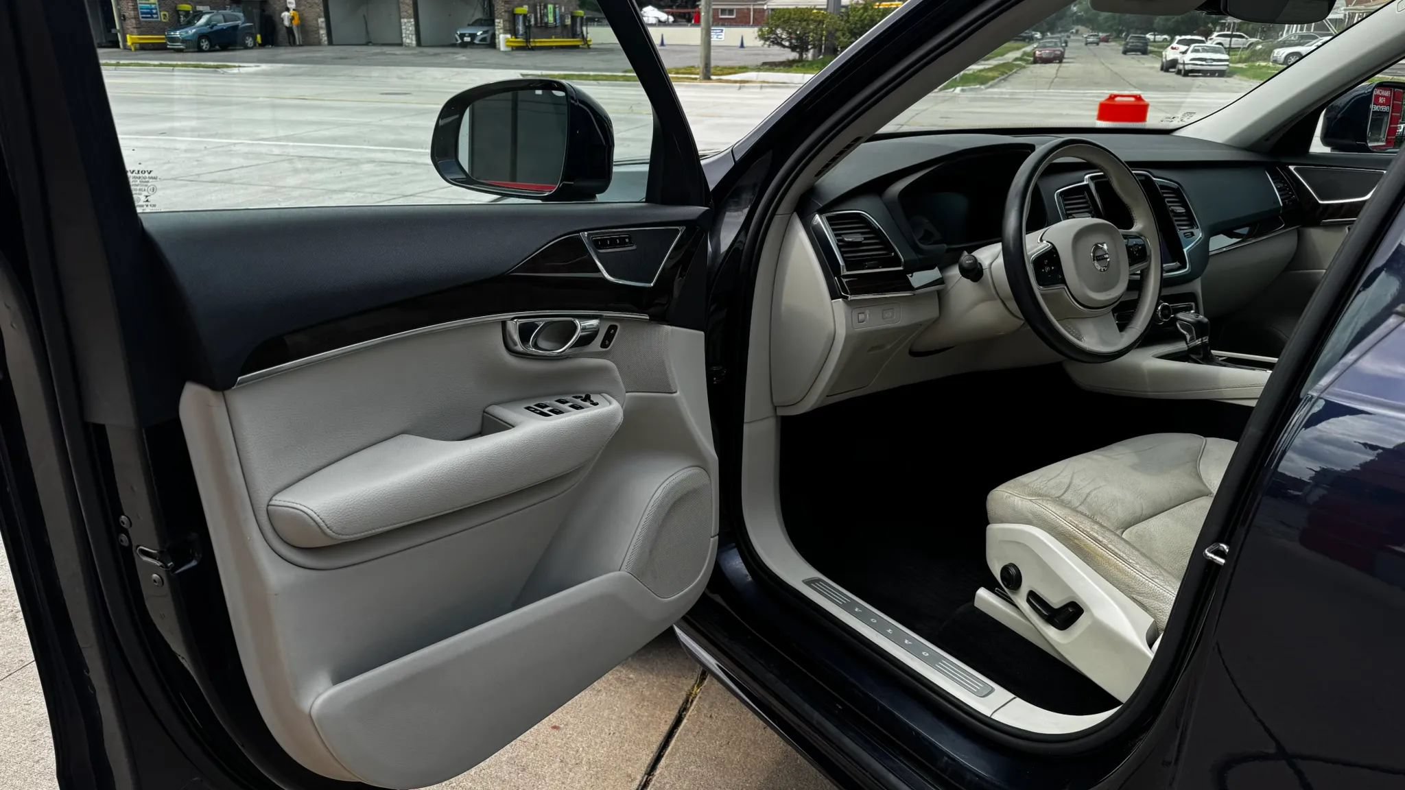 Used 2016 Volvo XC90 T6 Momentum w/ Momentum Plus Package AWD/4WD image 7