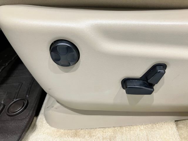 Used 2017 Jeep Grand Cherokee Overland w/ Jeep Active Safety Group image 23