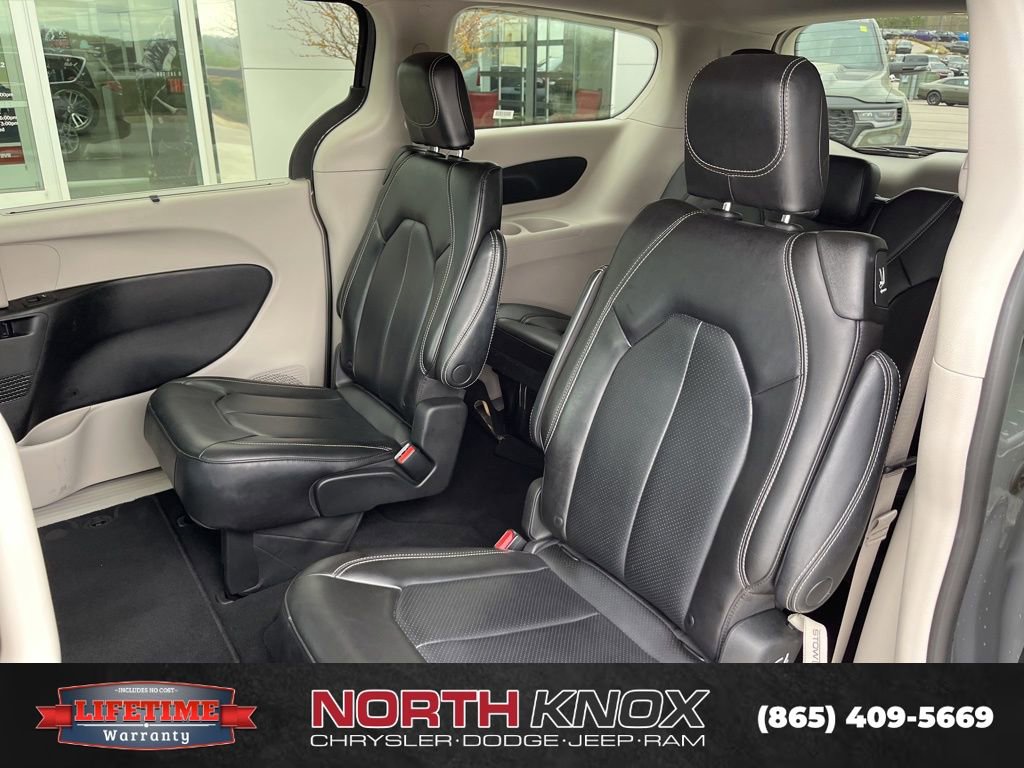 Used 2023 Chrysler Pacifica Touring-L image 13