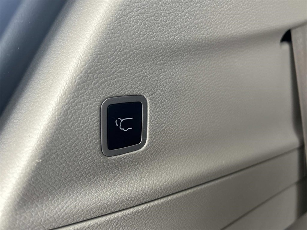 Used 2023 Chrysler Pacifica Touring-L image 14