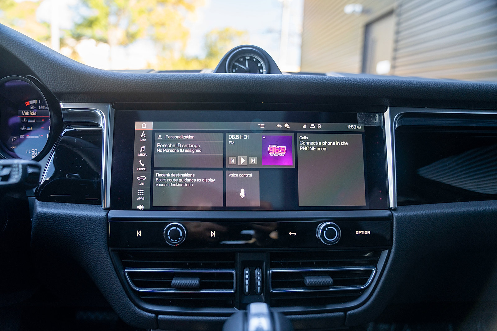 Certified 2025 Porsche Macan image 12